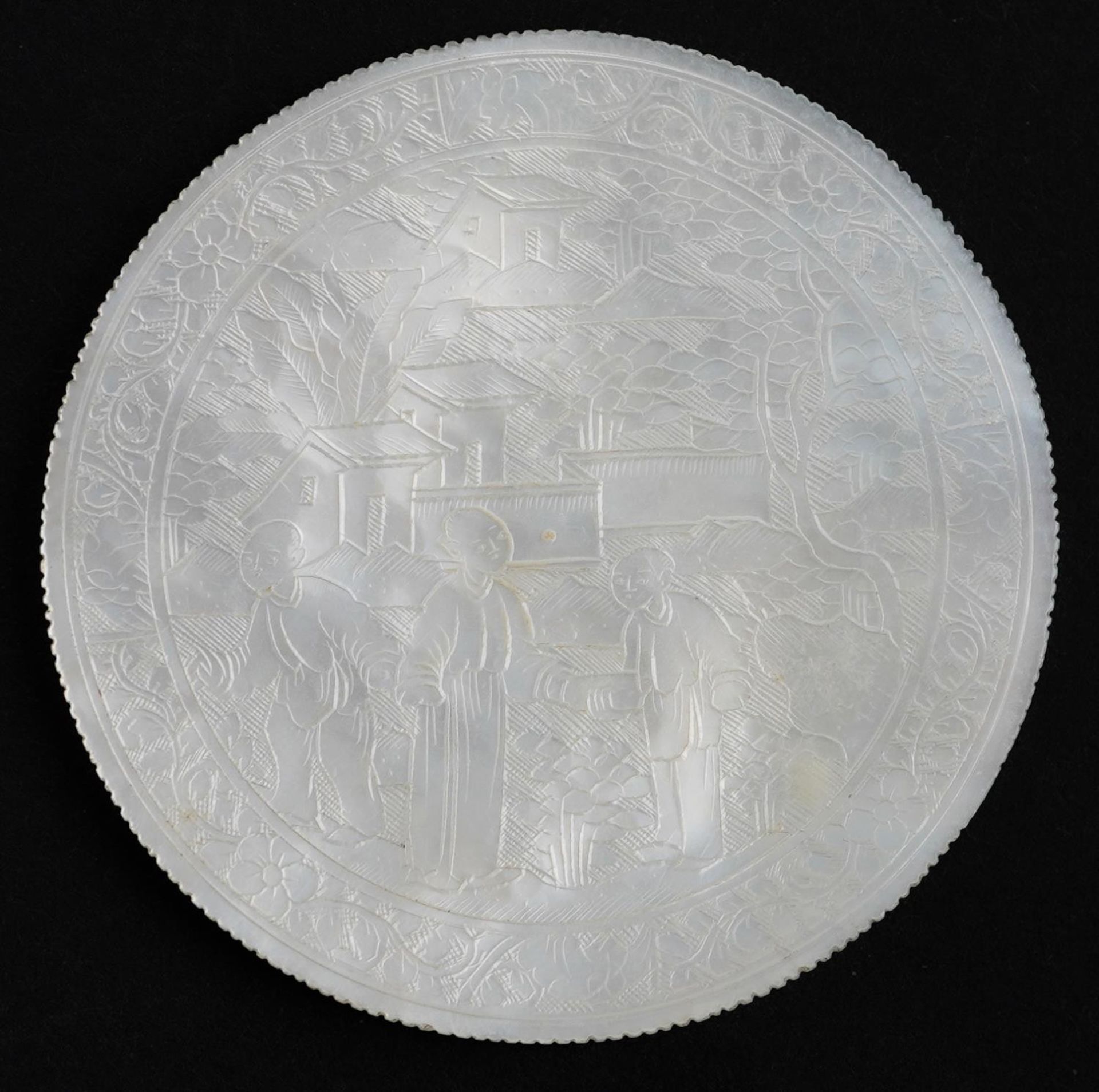 Good collection of Chinese Canton mother of pearl gaming counters, each carved with figures and - Bild 23 aus 24