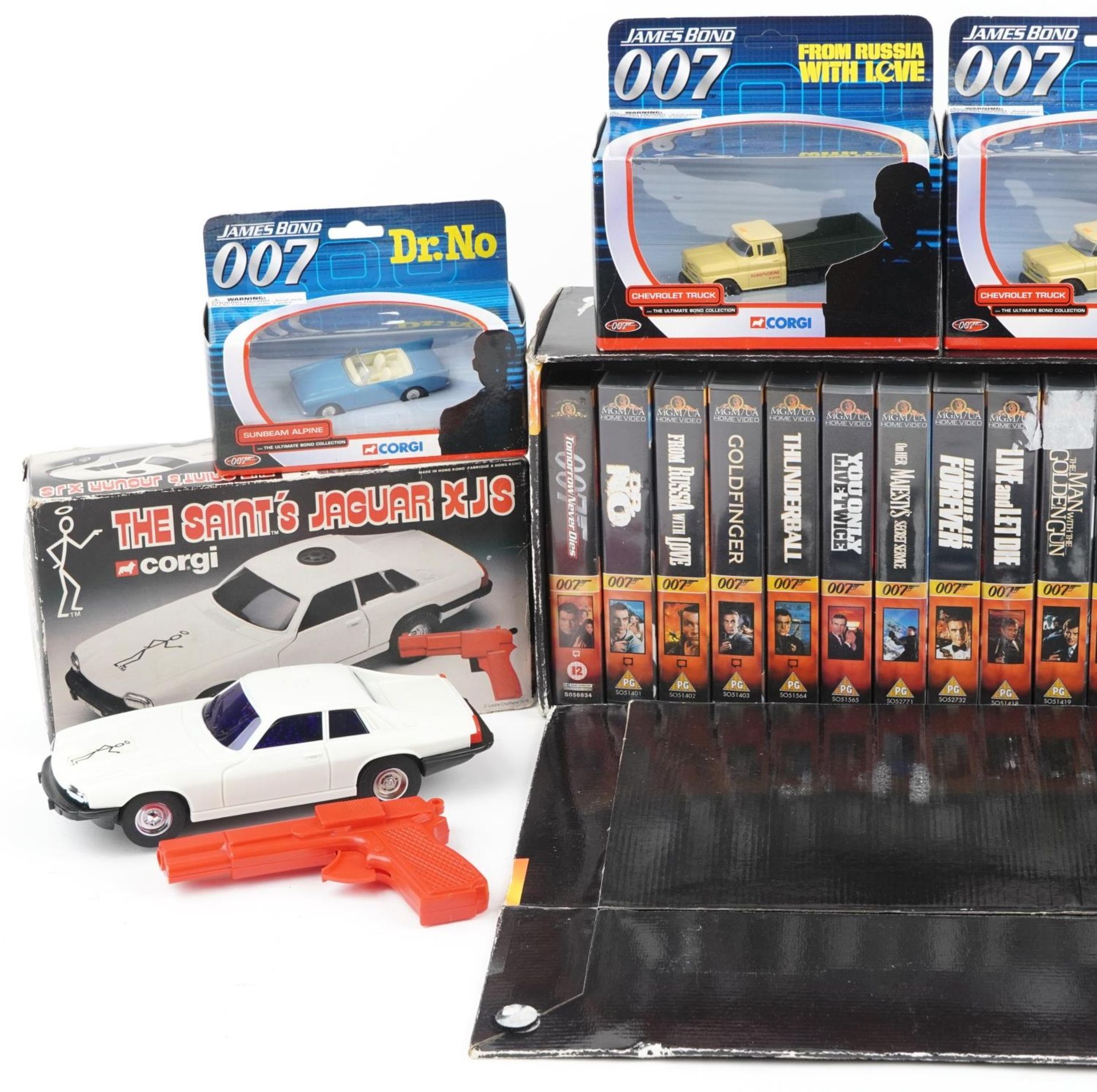 Vintage and later James Bond 007 toys and collectables including Corgi diecast figures with boxes, - Bild 2 aus 3