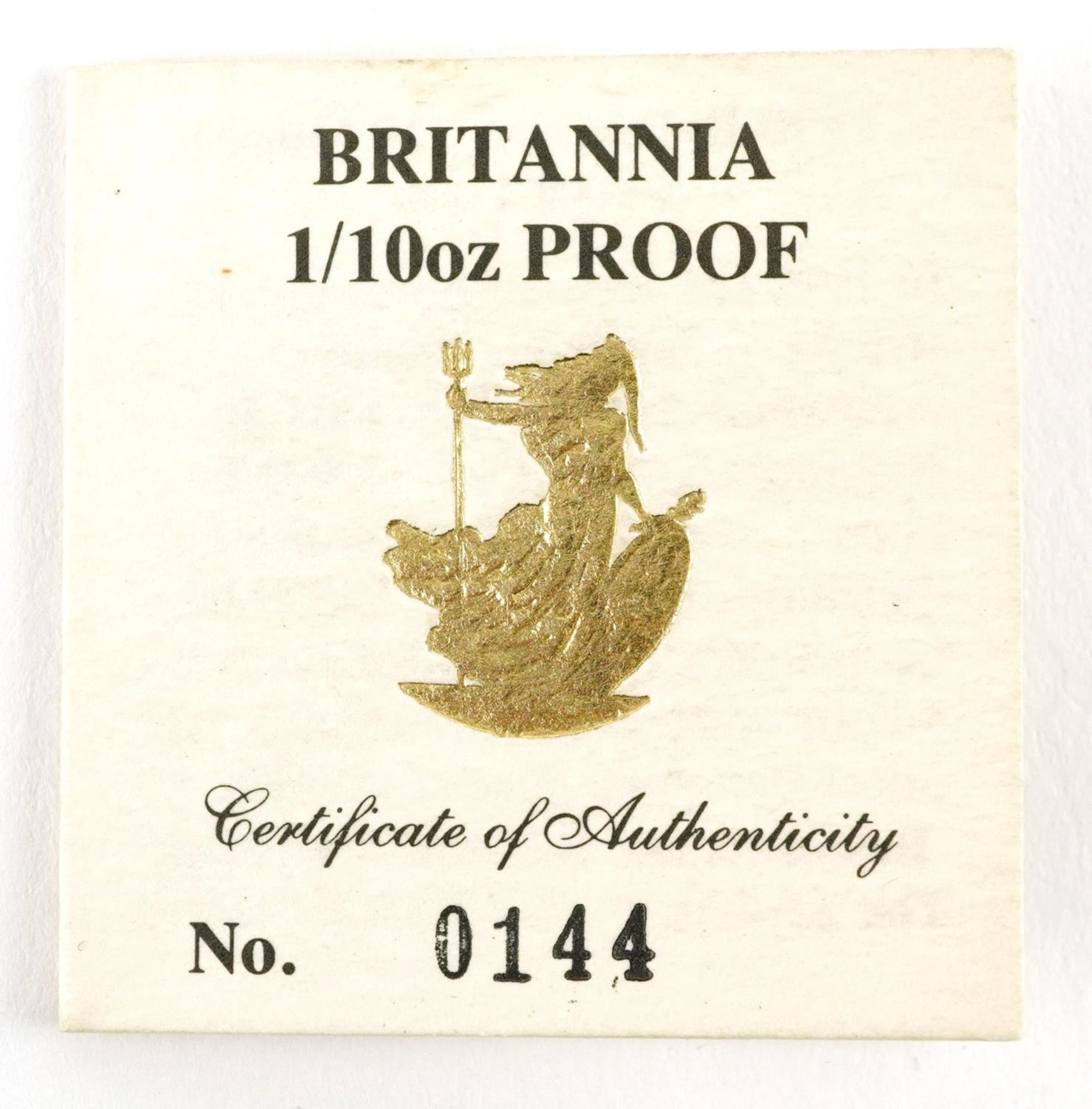 Elizabeth II 1990 Britannia 1/10th ounce fine gold ten pound coin housed in a fitted Royal Mint case - Bild 5 aus 5