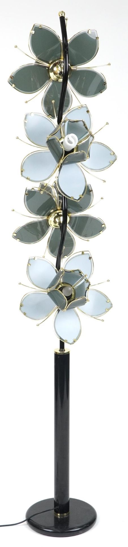 Contemporary brass and black metal naturalistic flower head design four branch standard lamp, - Bild 2 aus 2