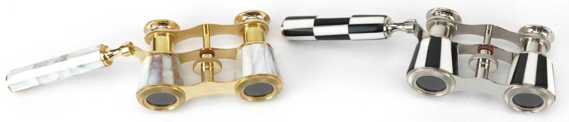 Two pairs of opera glasses including brass pair with mother of pearl, each 10cm wide - Bild 3 aus 6