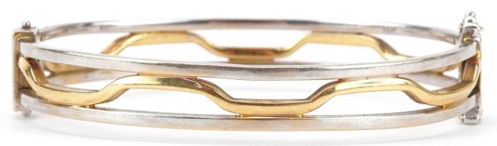 Modernist 18ct two tone gold hinged bangle, 7cm wide, 18.2g
