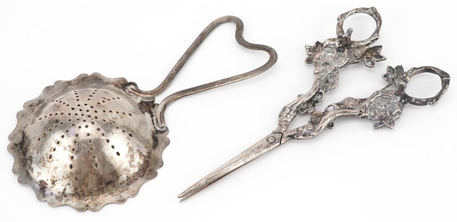 Pair of German 830 grade silver scissors with grape vine design handles and a silver sifting - Bild 3 aus 5