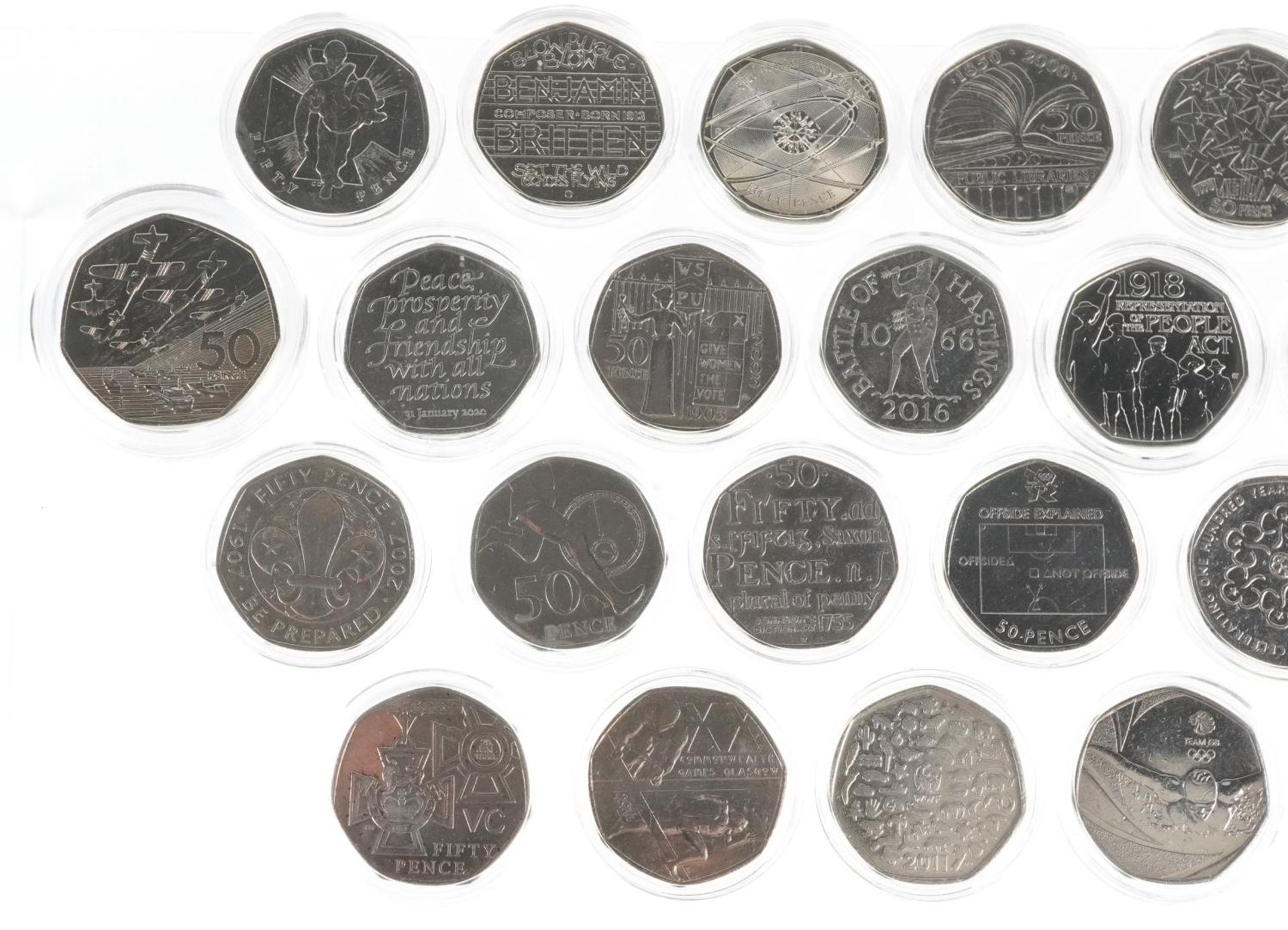 Twenty eight Elizabeth II fifty pence pieces, various designs including Scouts Be Prepared, London - Bild 2 aus 6