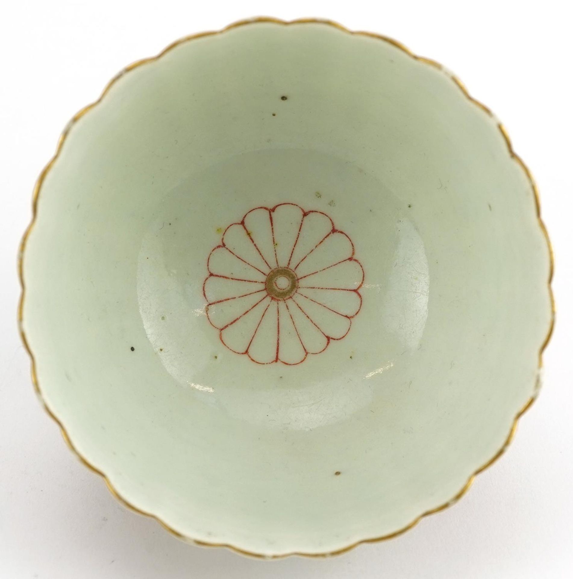 18th century Worcester ceramics comprising pair of green ground plates hand painted in the - Bild 3 aus 4