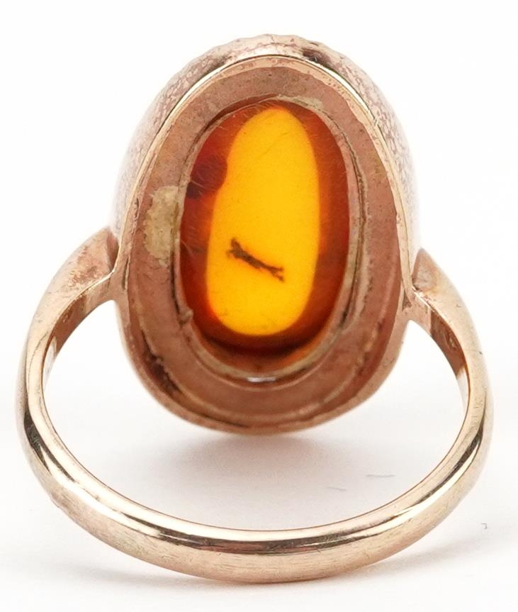 Modernist 9ct gold cabochon natural amber ring with engine turned setting, size P, 4.8g - Image 2 of 4