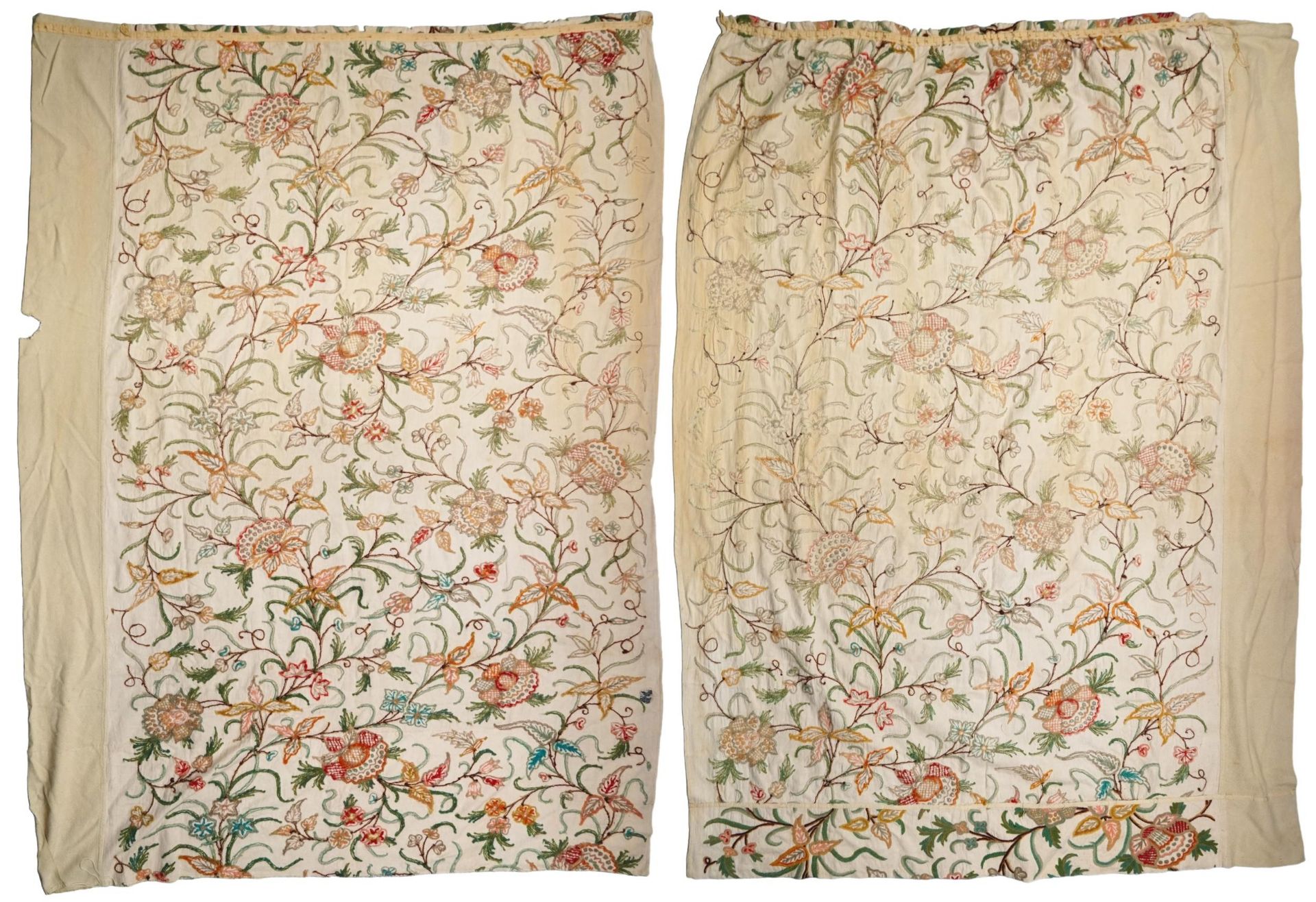 Pair of Arts & Crafts floral crewelwork embroidered textiles in the manner of William Morris - Bild 2 aus 2