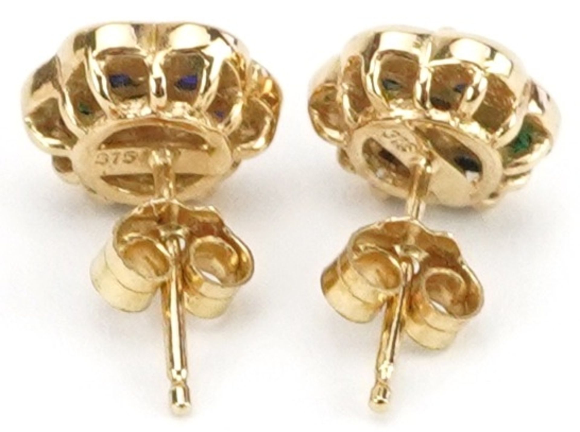 Pair of 9ct gold sapphire flower head stud earrings, each 8mm in diameter, total 1.4g - Bild 2 aus 2