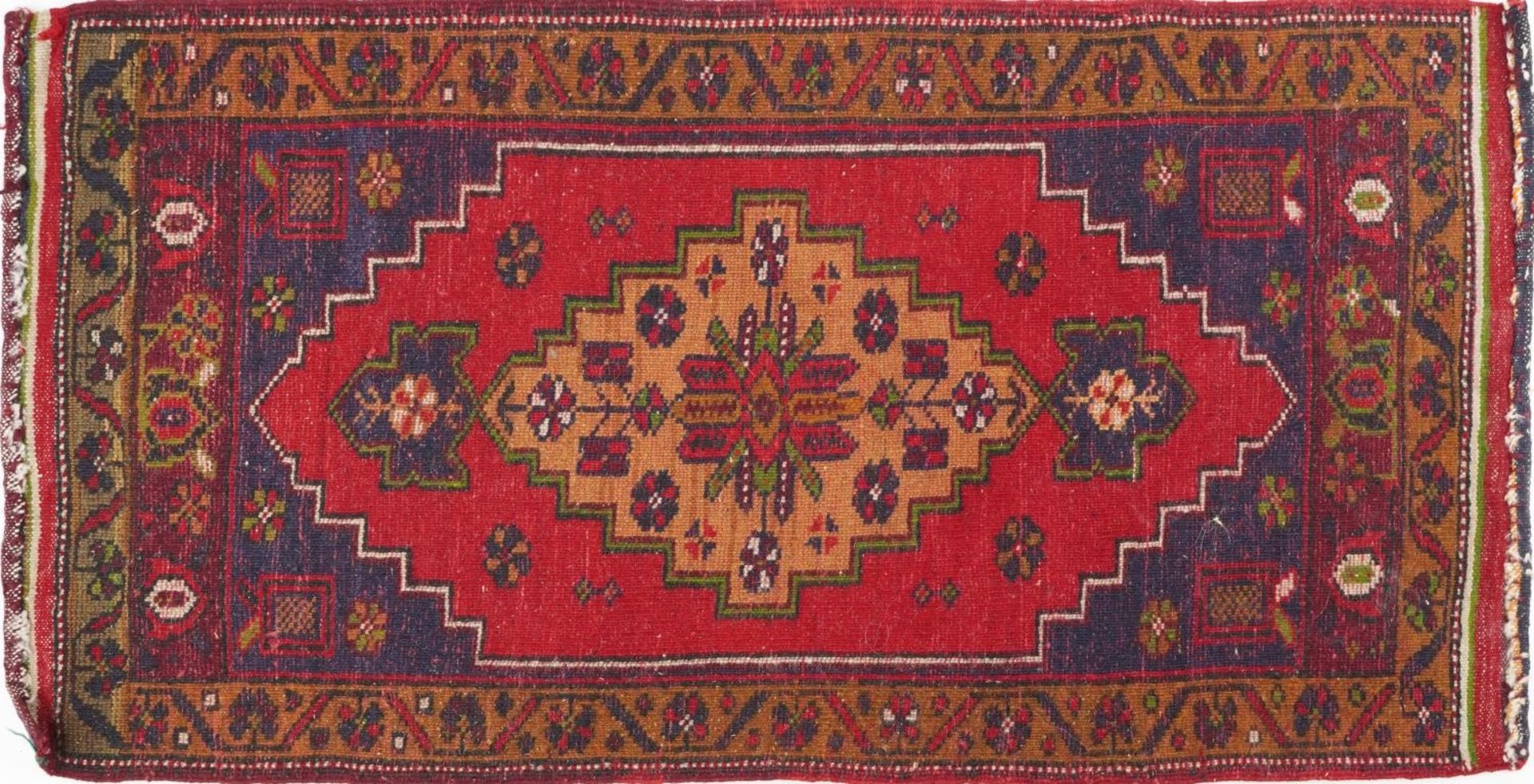 Rectangular Persian red and blue ground rug having an allover repeat floral design, 101cm x 52cm - Bild 3 aus 3