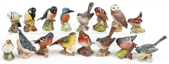 Sixteen Beswick birds including Nuthatch, Whitethroat and Goldcrest, the largest 10.5cm in length