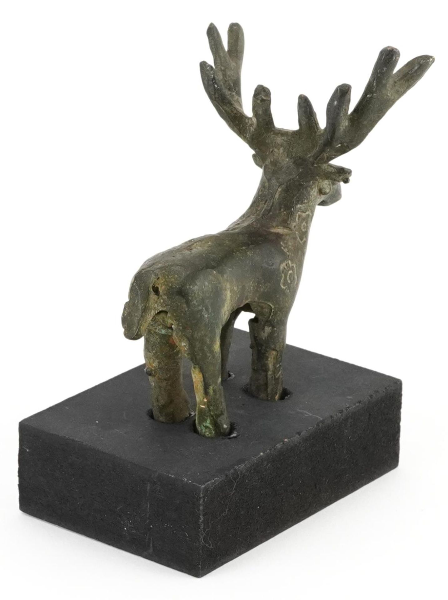 Middle Eastern Luristan type bronze of a deer raised on a rectangular black painted wooden base, - Bild 2 aus 3