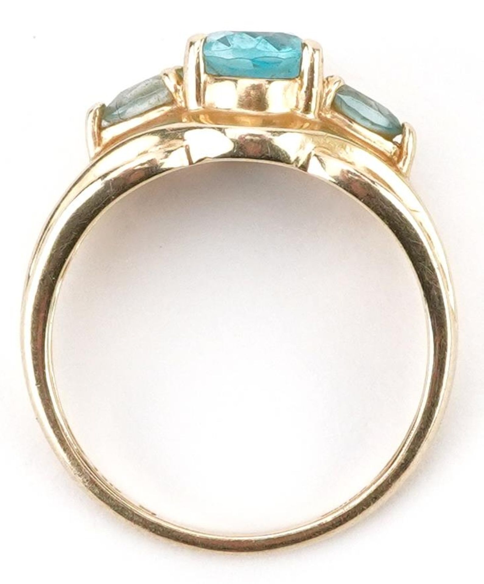 Chinese 14K gold blue topaz three stone ring with pierced shoulders, the central topaz approximately - Bild 3 aus 5