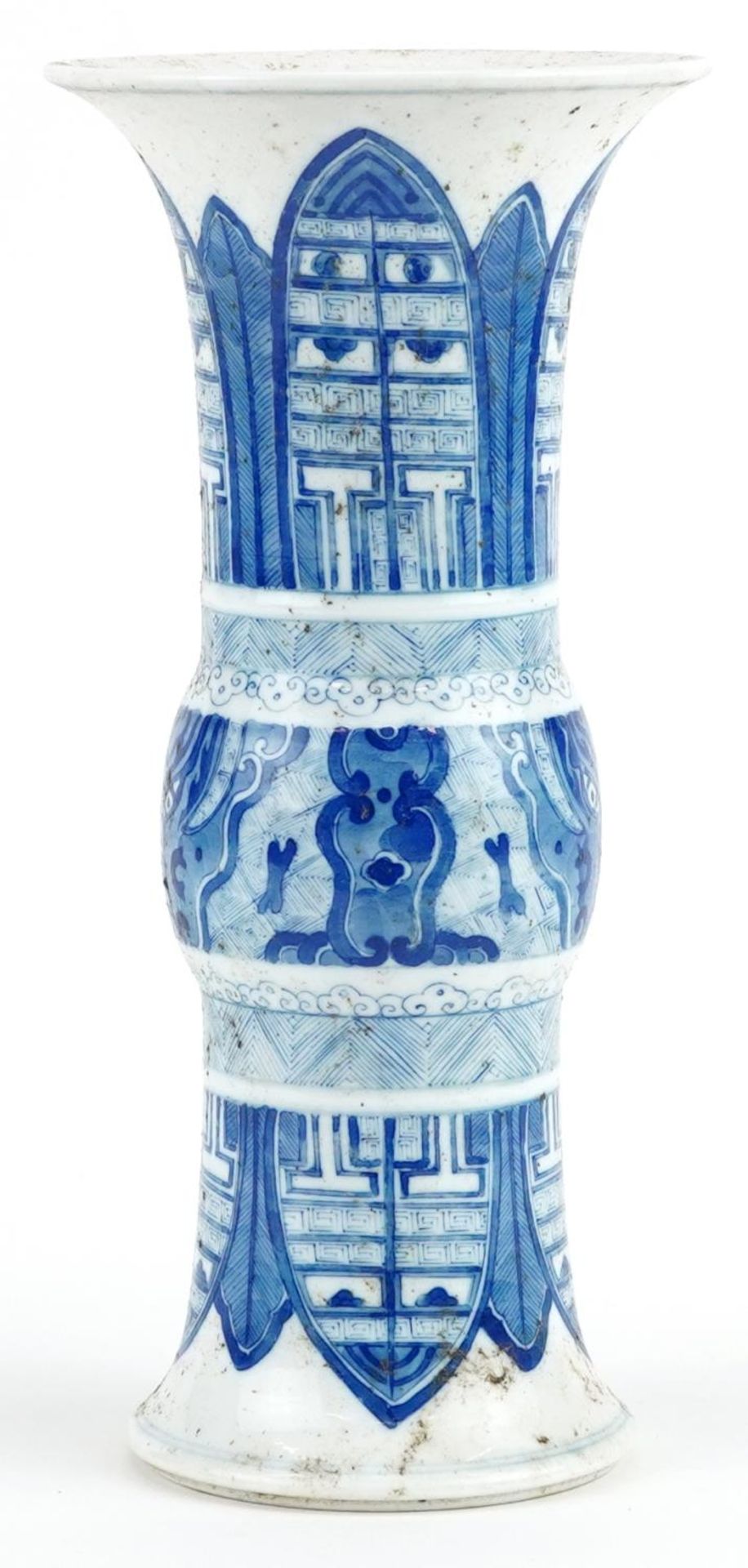 Chinese blue and white porcelain Gu beaker vase hand painted with stylised leaves, six figure - Bild 4 aus 6