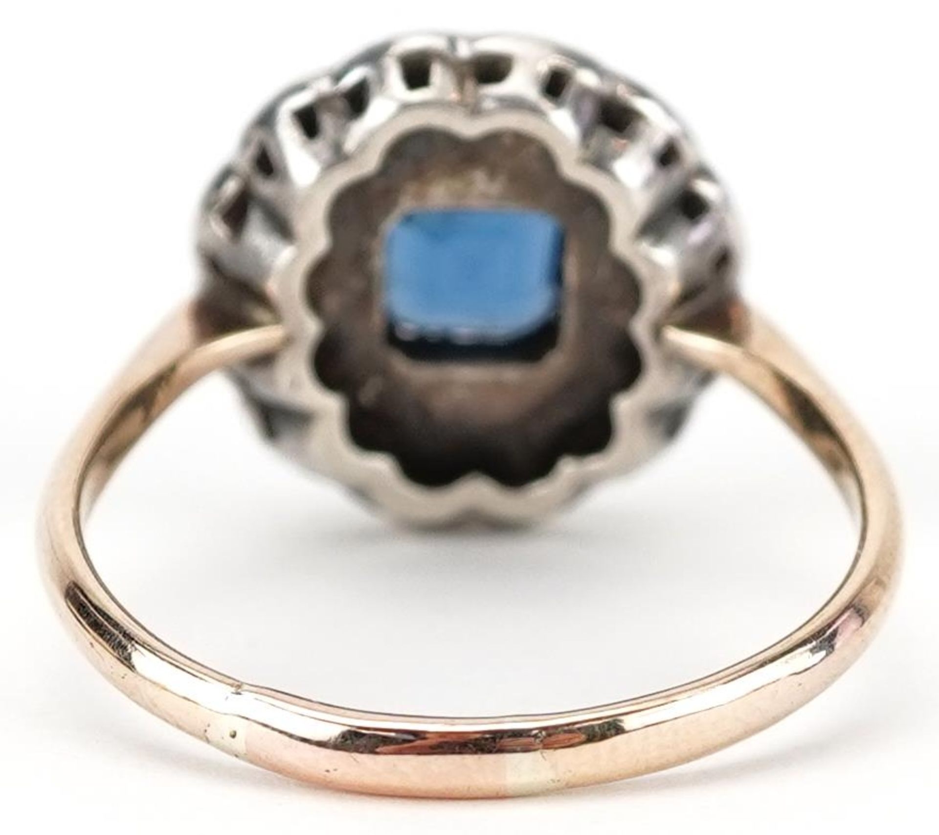 Art Deco 9ct gold on silver blue and white paste cluster ring, size T, 4.2g - Bild 2 aus 4