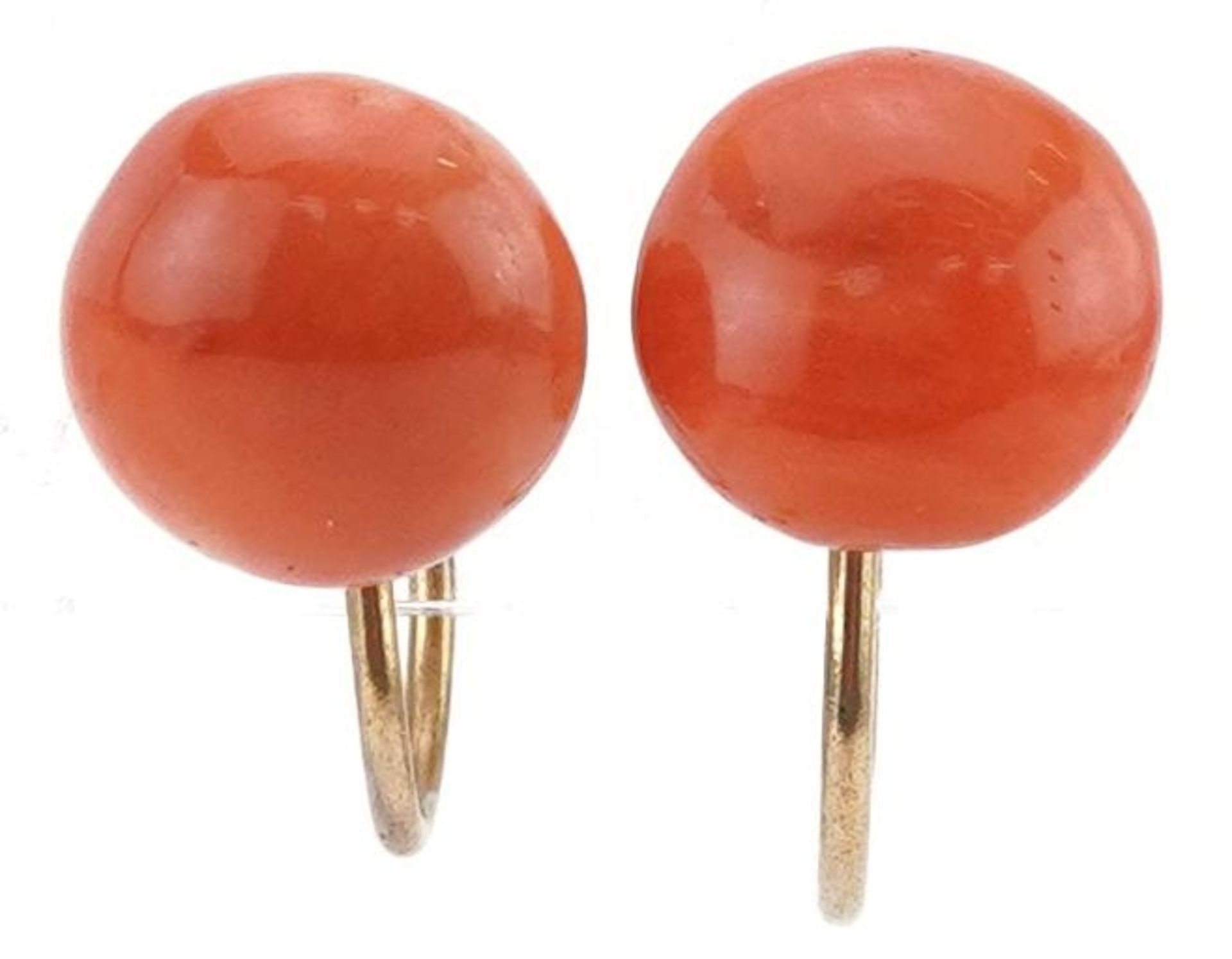 Pair of yellow metal coral earrings with screw backs, each 9mm in diameter, total 2.6g - Bild 2 aus 3