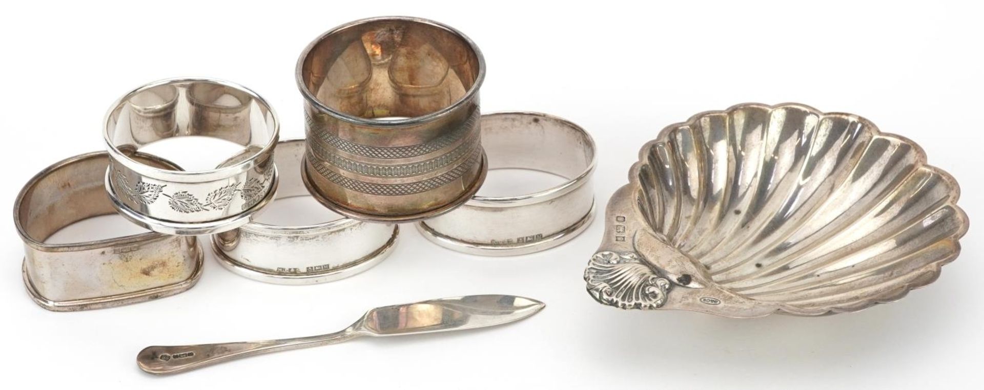Edwardian and later silver objects comprising five napkin rings, butter knife and shell shaped - Bild 5 aus 8