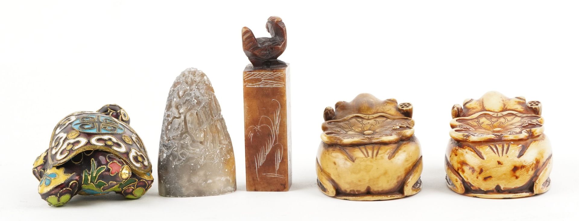 Chinese sundry items including a hardstone seal carved with a bird and a cloisonne box and cover - Image 3 of 5