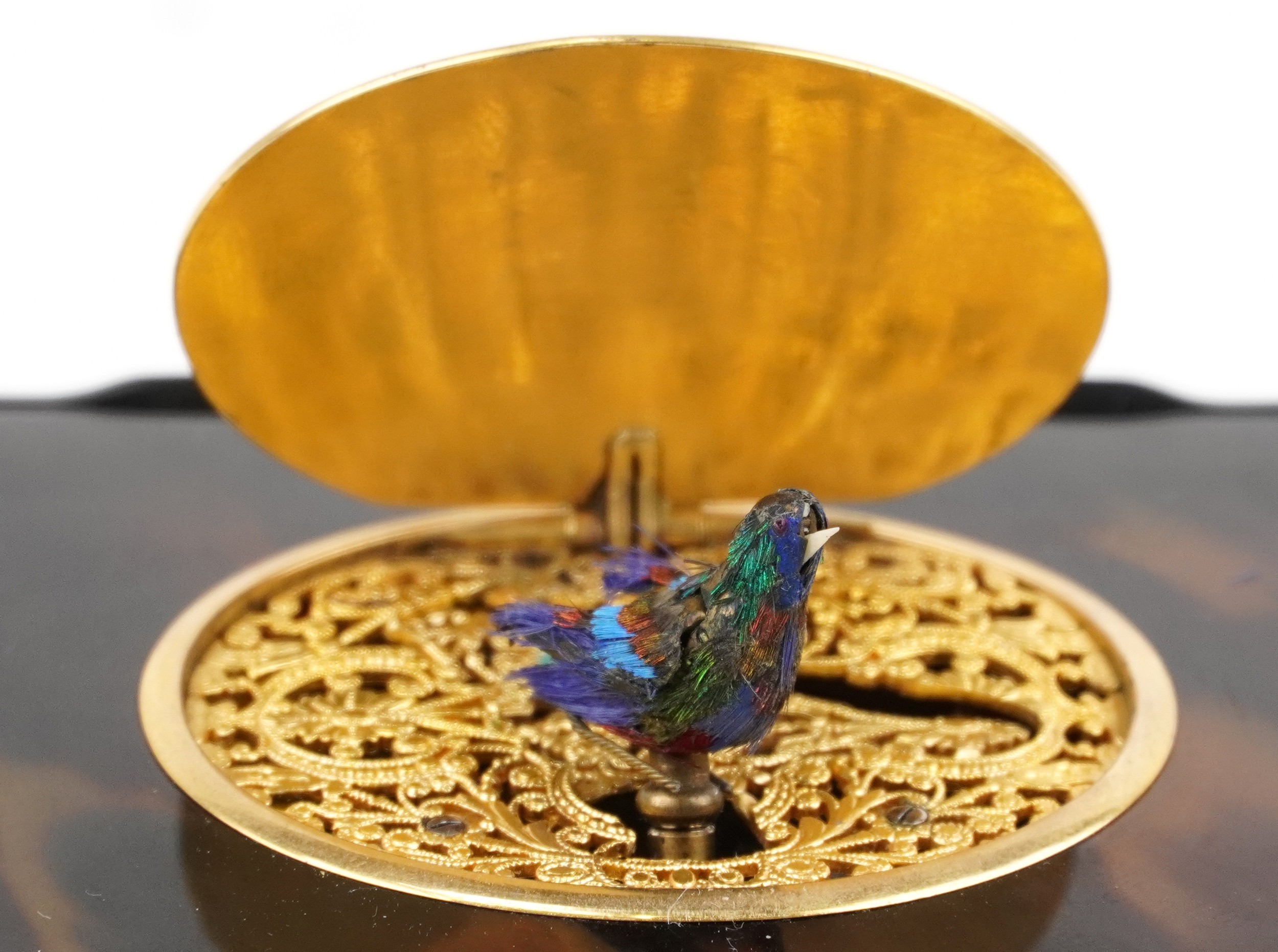 19th century Swiss faux tortoiseshell automaton bird box with unmarked silver gilt hinged lid - Image 4 of 11