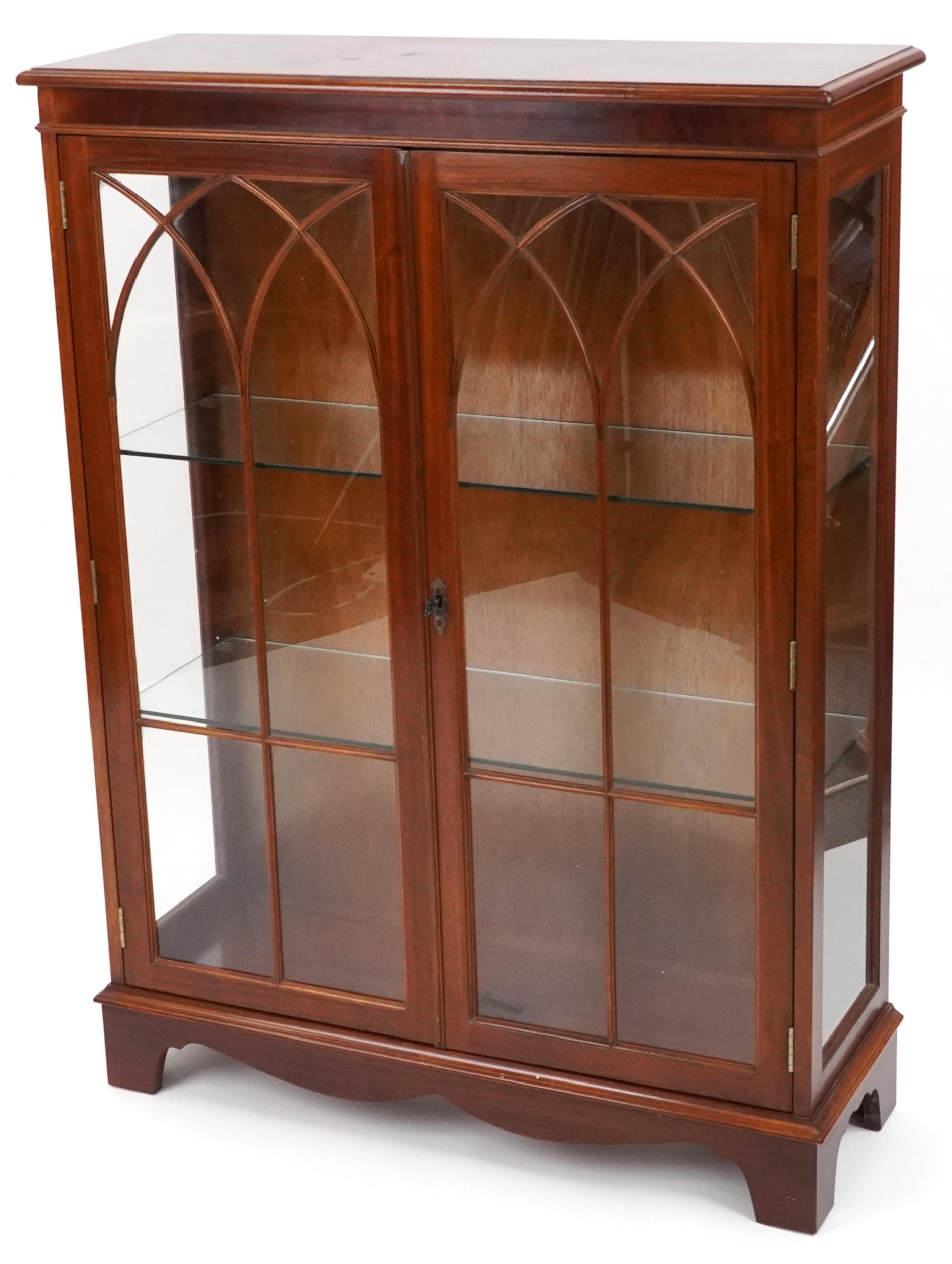 Mahogany two door display cabinet enclosing two glass shelves, 123.5cm H x 91cm W x 33cm D