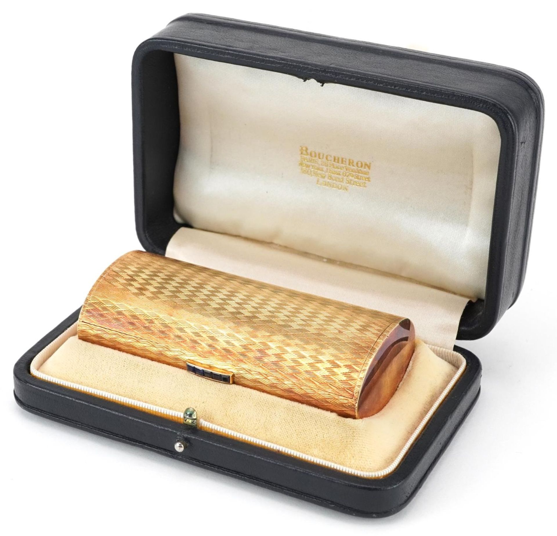 Boucheron, 18ct gold engine turned minaudière with sapphire set clasp, housed in a Boucheron - Bild 8 aus 10