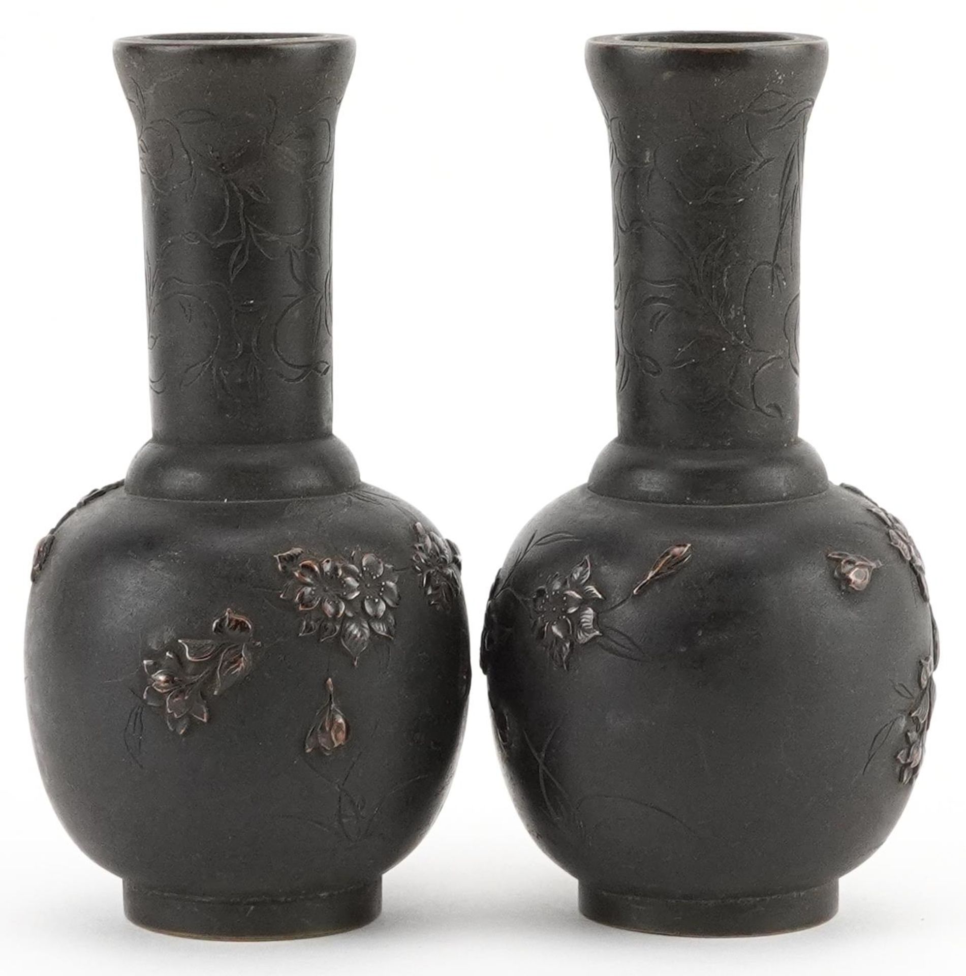 Pair of Japanese bronze vases cast in relief with birds of paradise amongst flowers, each 12cm high - Bild 3 aus 6