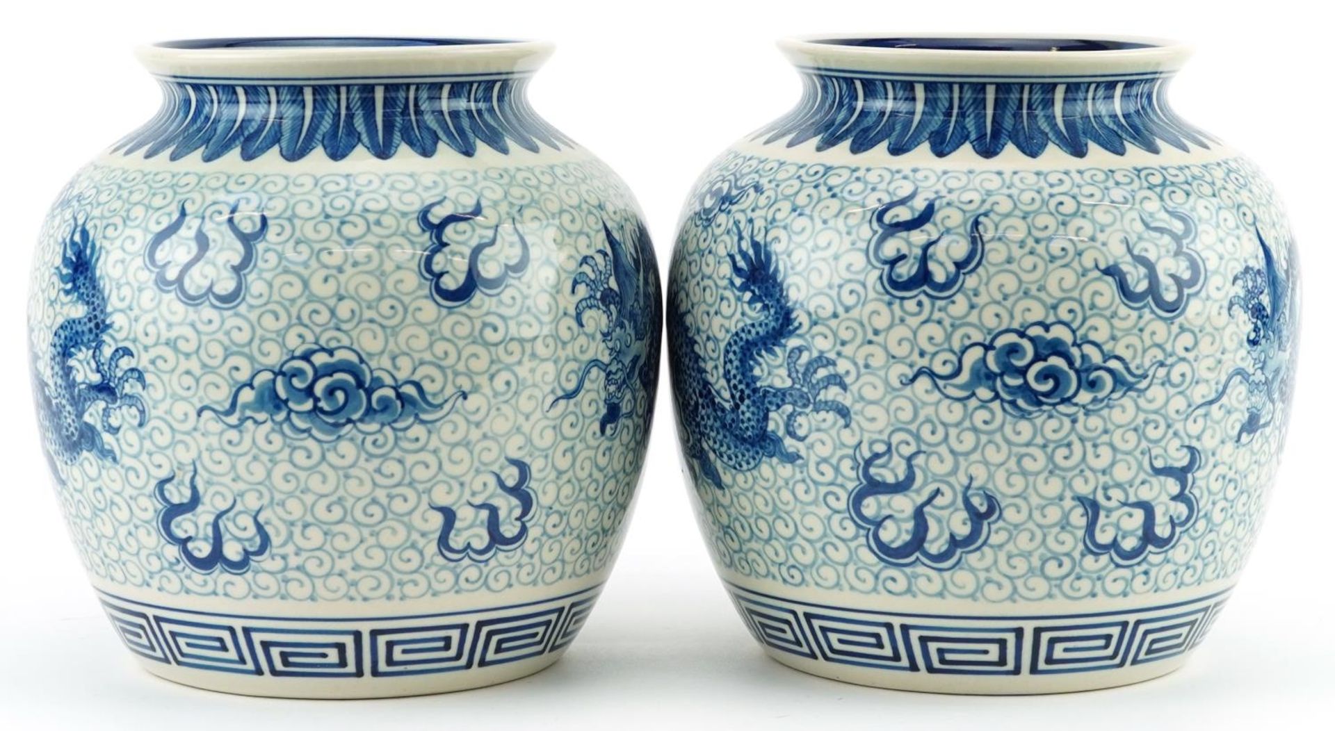 Pair of Chinese blue and white porcelain jar vases hand painted with dragons chasing the flaming - Bild 4 aus 7