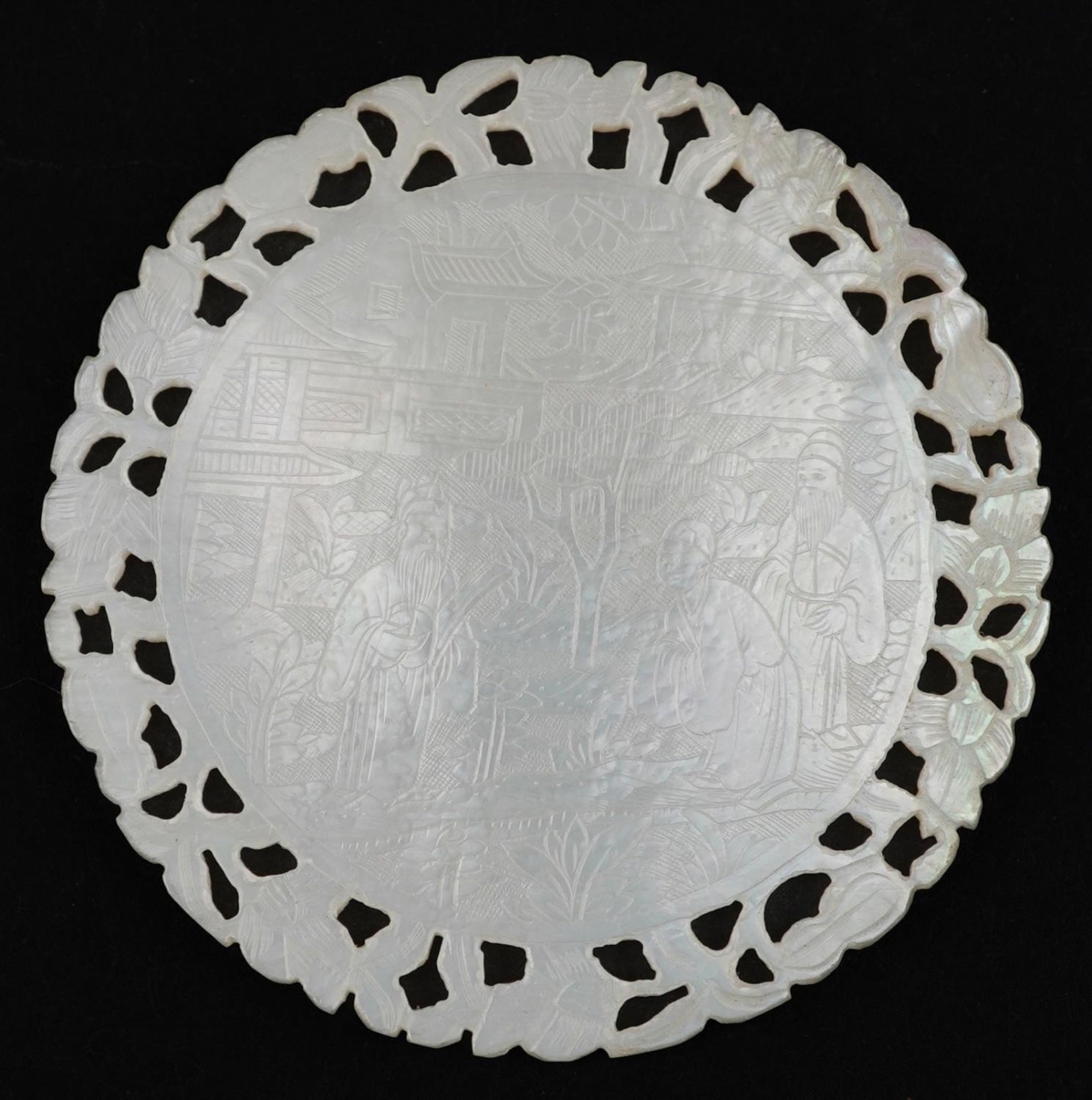 Good collection of Chinese Canton mother of pearl gaming counters including examples finely and - Bild 14 aus 19