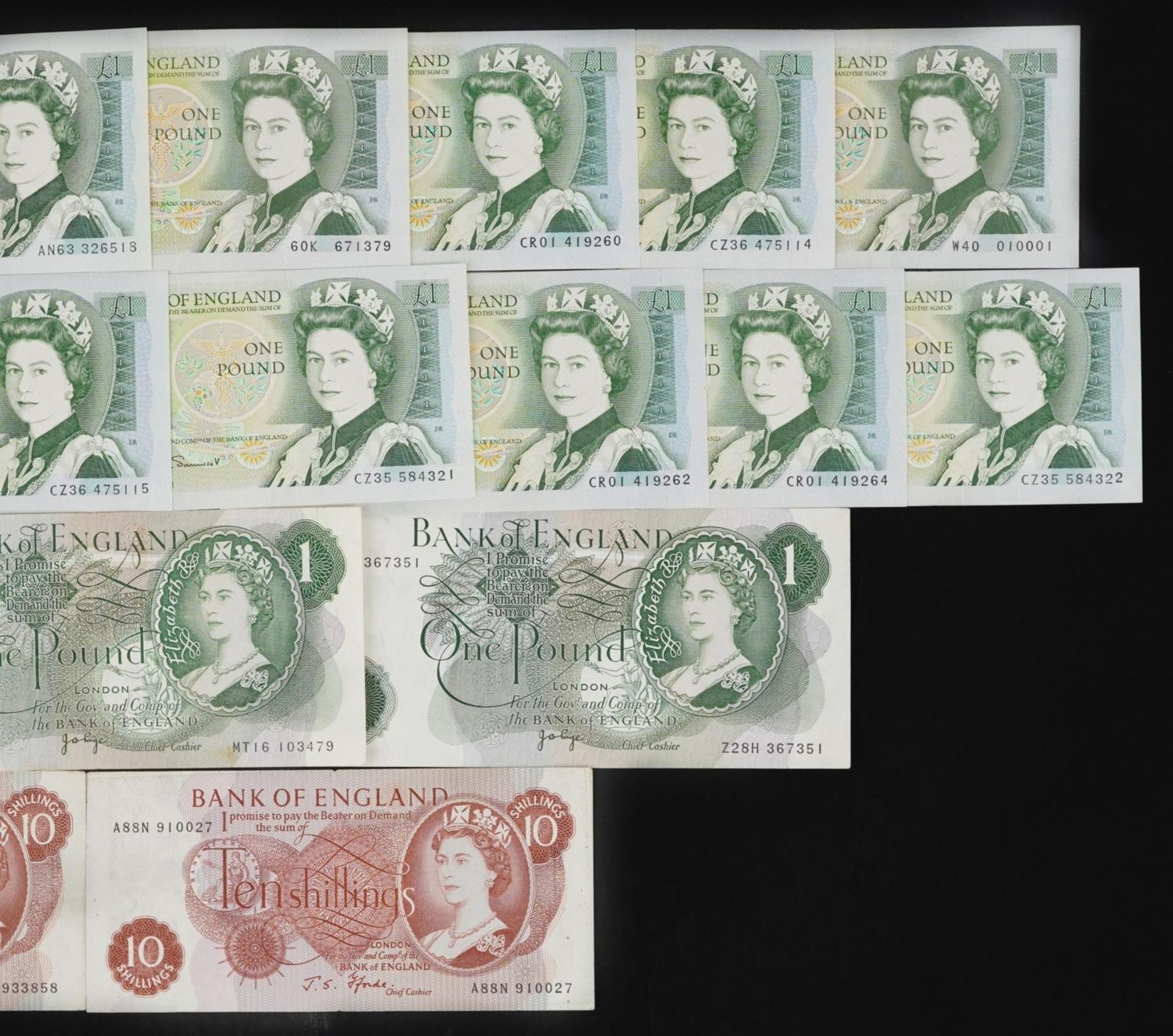 Elizabeth II Bank of England banknotes, various Chief Cashiers, including one pound note with serial - Bild 3 aus 3