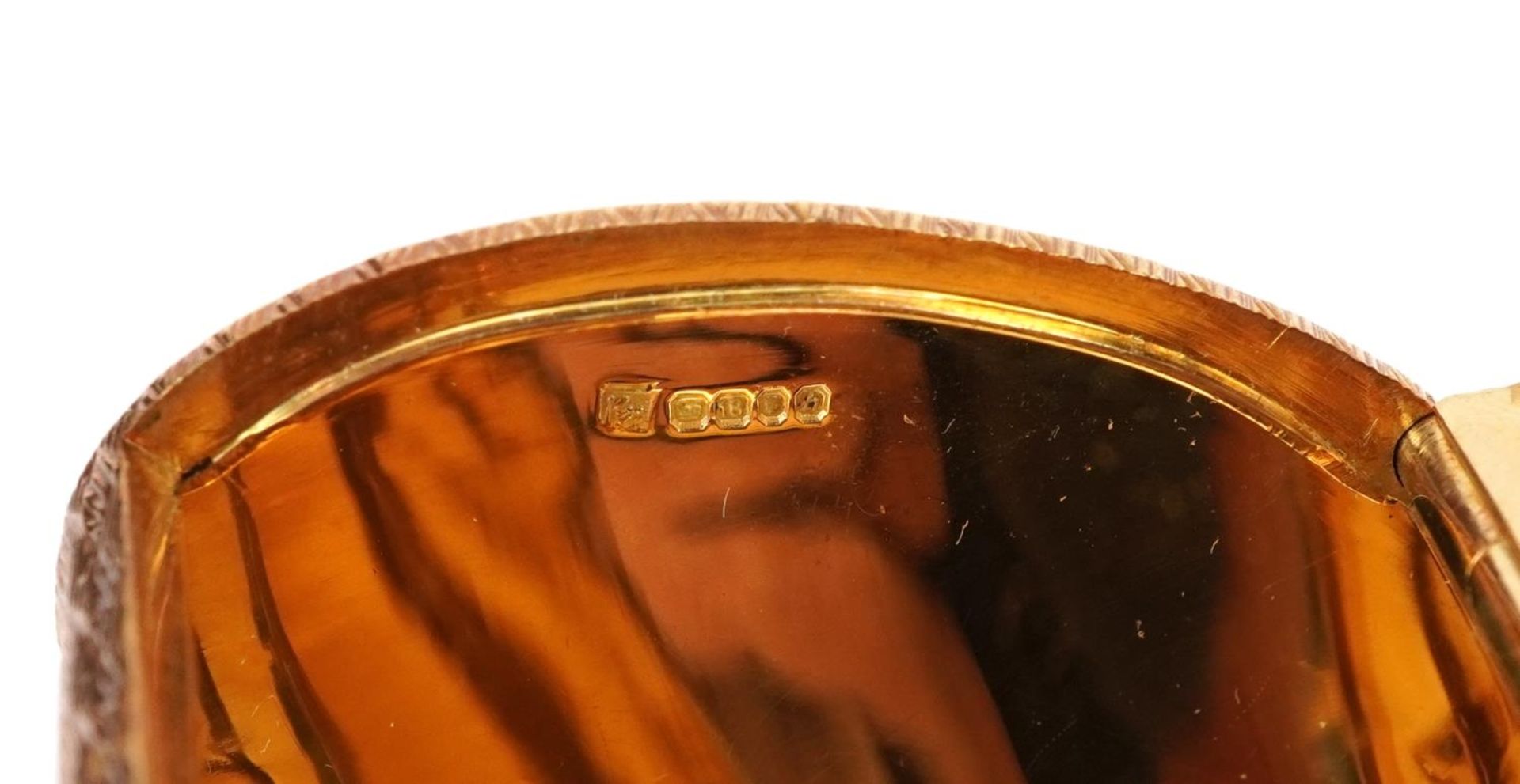 Boucheron, 18ct gold engine turned minaudière with sapphire set clasp, housed in a Boucheron - Bild 9 aus 10