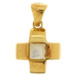 18ct gold mother of pearl cross pendant, 2.5cm high, 3.0g