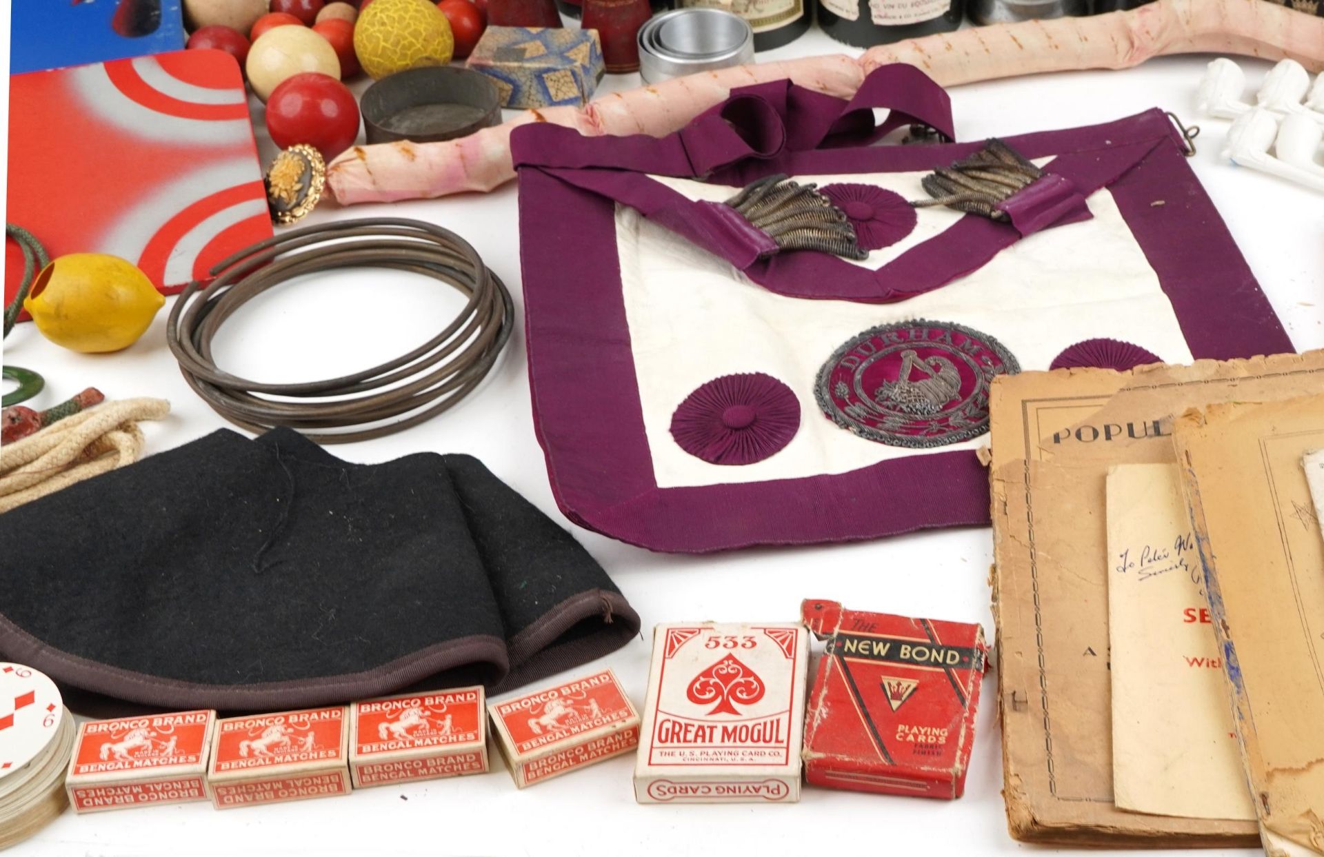 Collection of vintage magician tricks and props including tinplate bottles, playing cards, cups & - Bild 6 aus 7