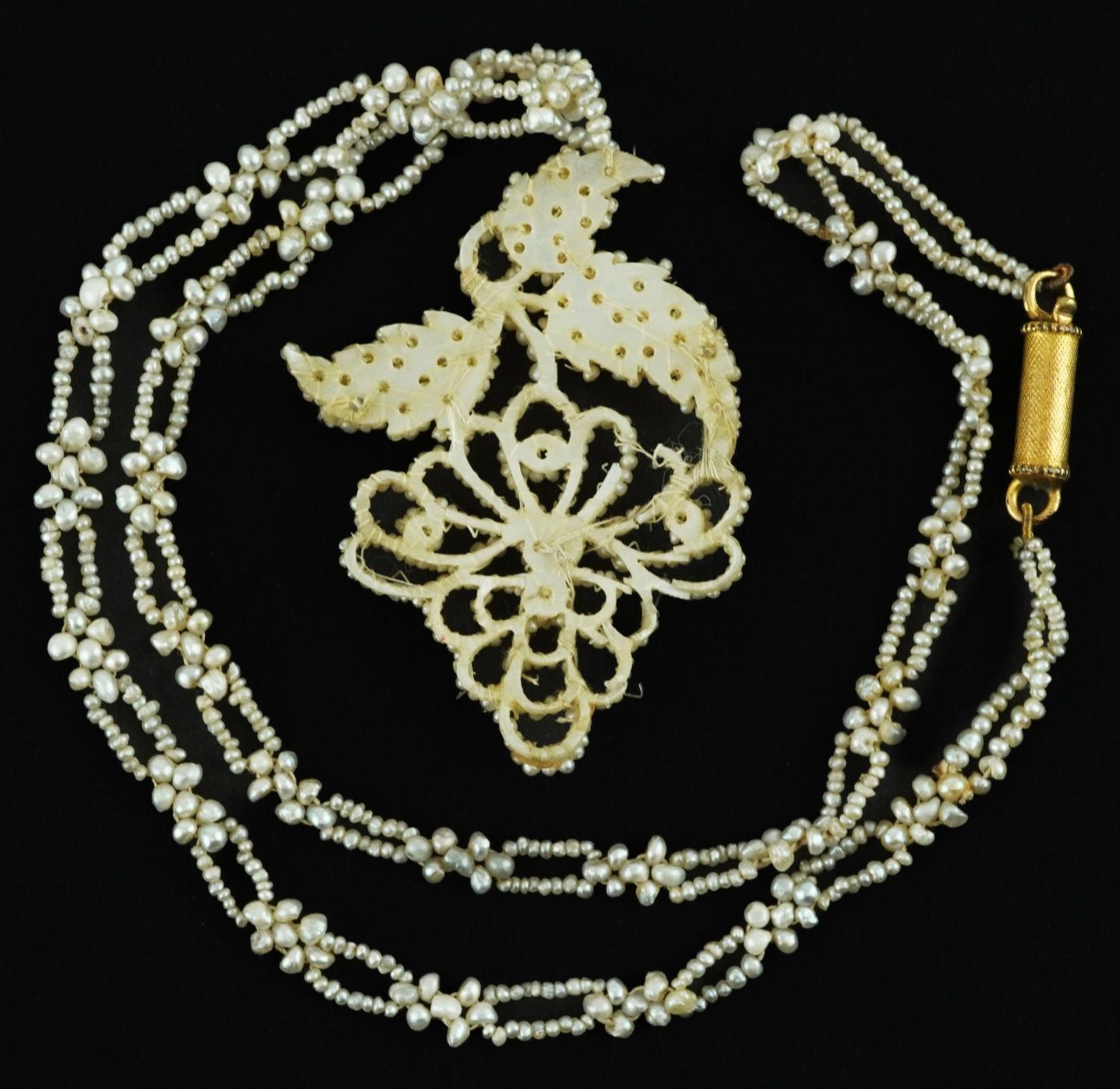 Antique pearl pendant in the form of grapes on a vine on a pearl necklace with a yellow metal barrel - Bild 3 aus 3