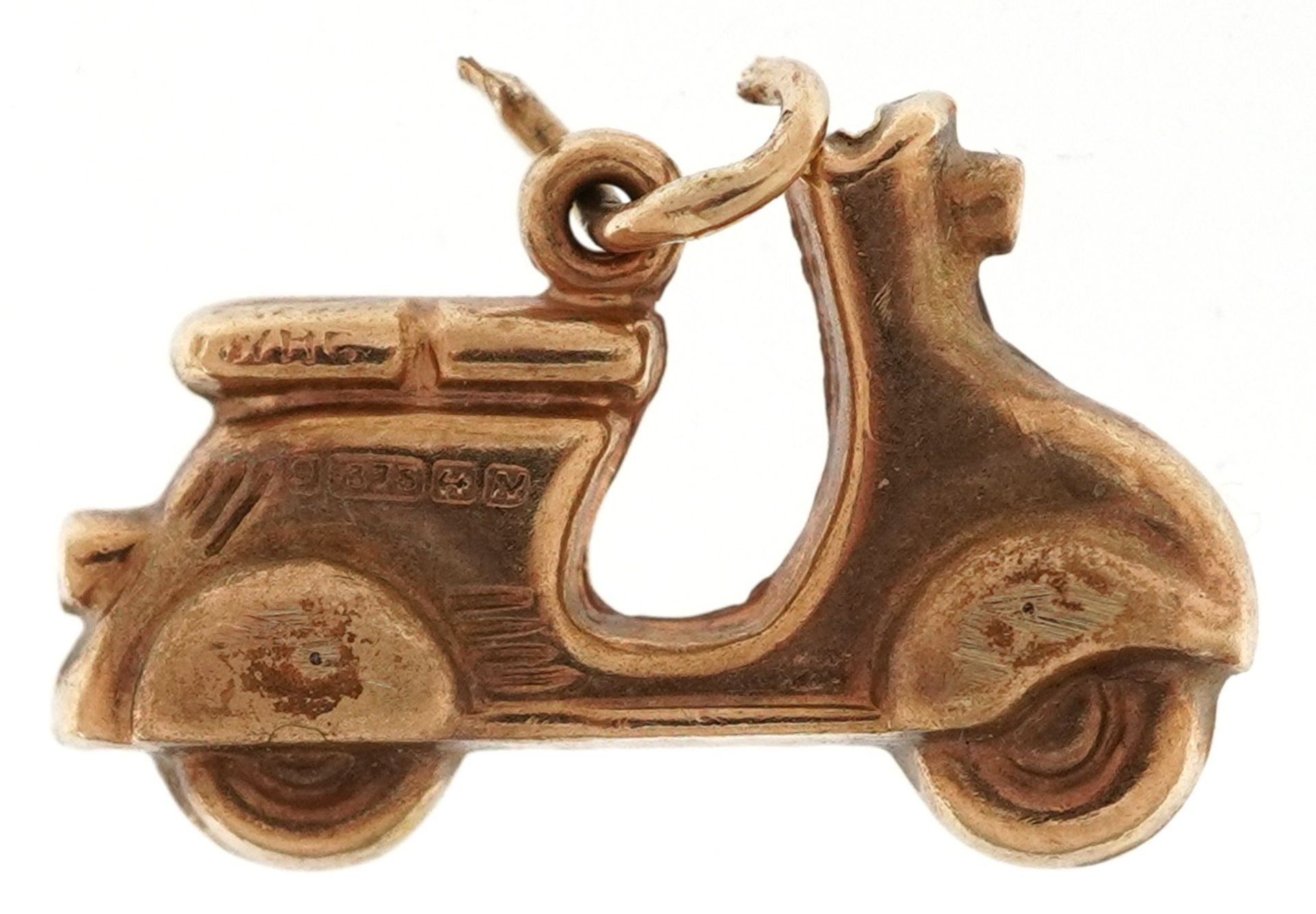 9ct gold charm in the form of a scooter, 1.8cm in length, 0.8g - Image 2 of 3