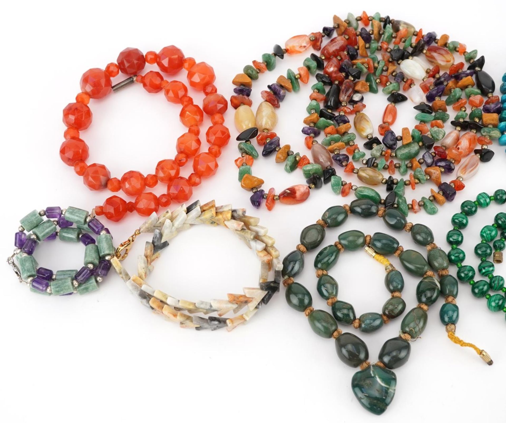 Semi precious stone jewellery comprising eight necklaces and three pendants including carnelian, - Bild 2 aus 3