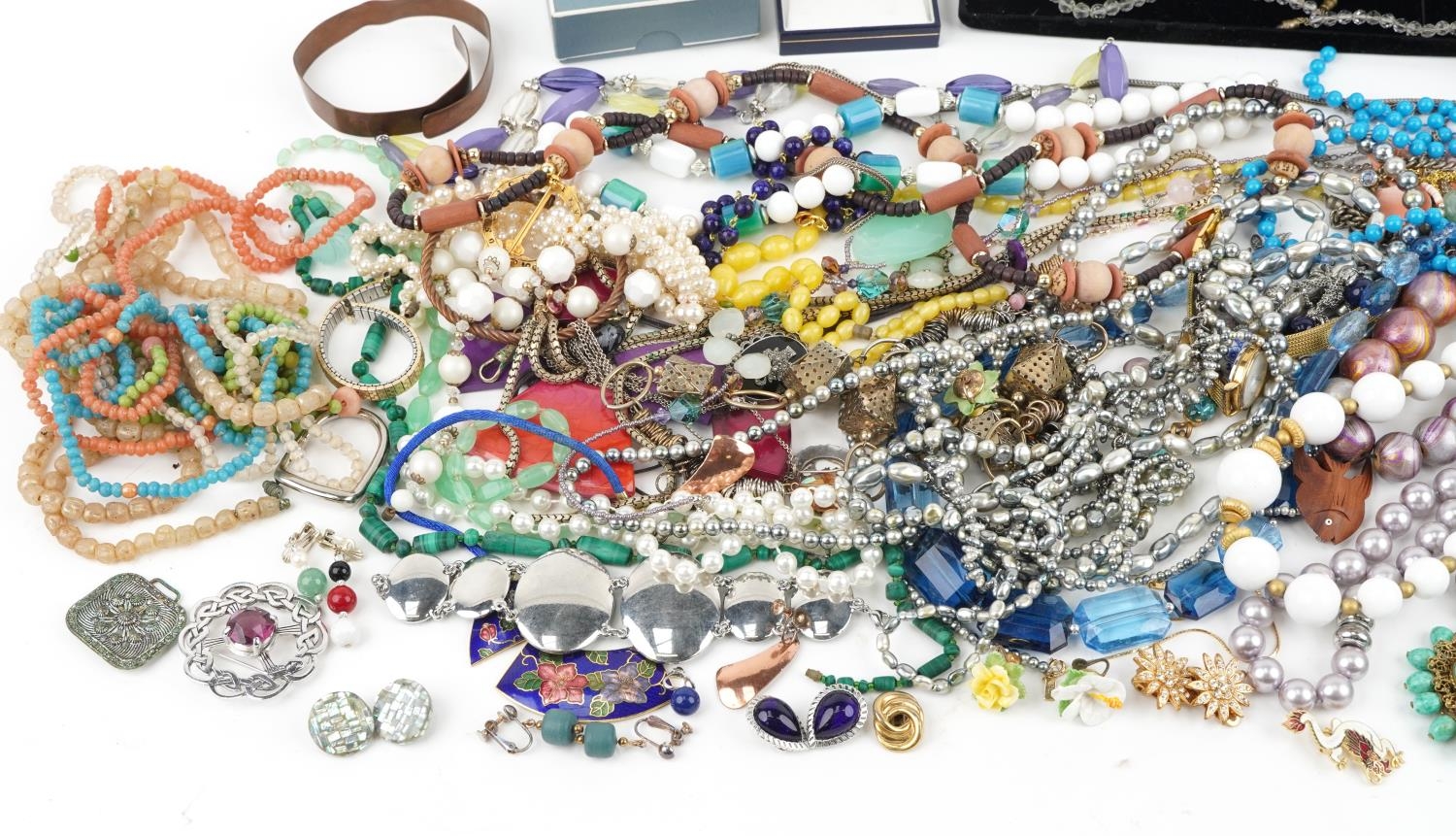 Vintage and later costume jewellery including semi precious stone necklaces, brooches, clip on - Image 4 of 5