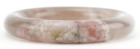 Chinese agate bangle, 8cm in diameter, 66.2g