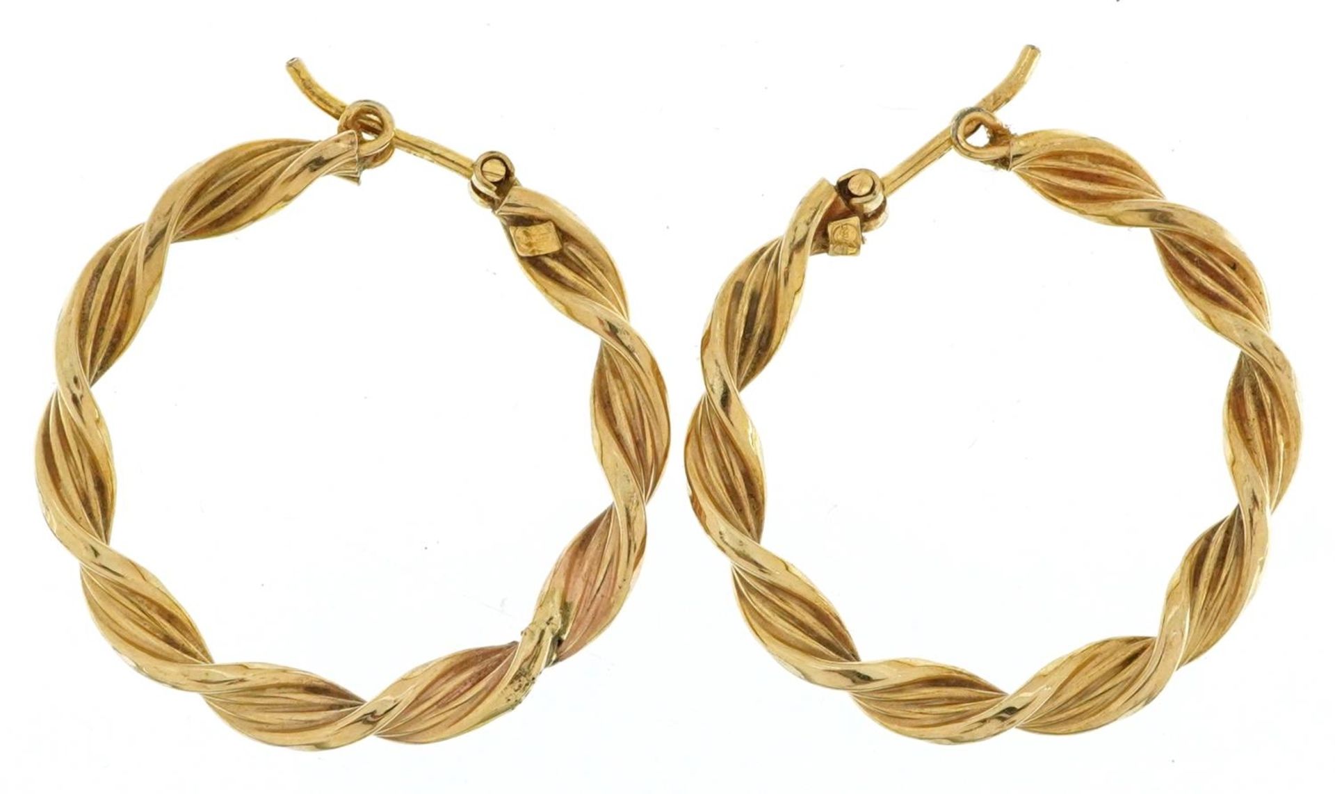 UnoArre, pair of Italian 9ct gold hoop earrings, 2.6cm in diameter, total 2.2g - Bild 2 aus 3