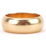 Elizabeth II 18ct gold wedding band, size J, 9.1g