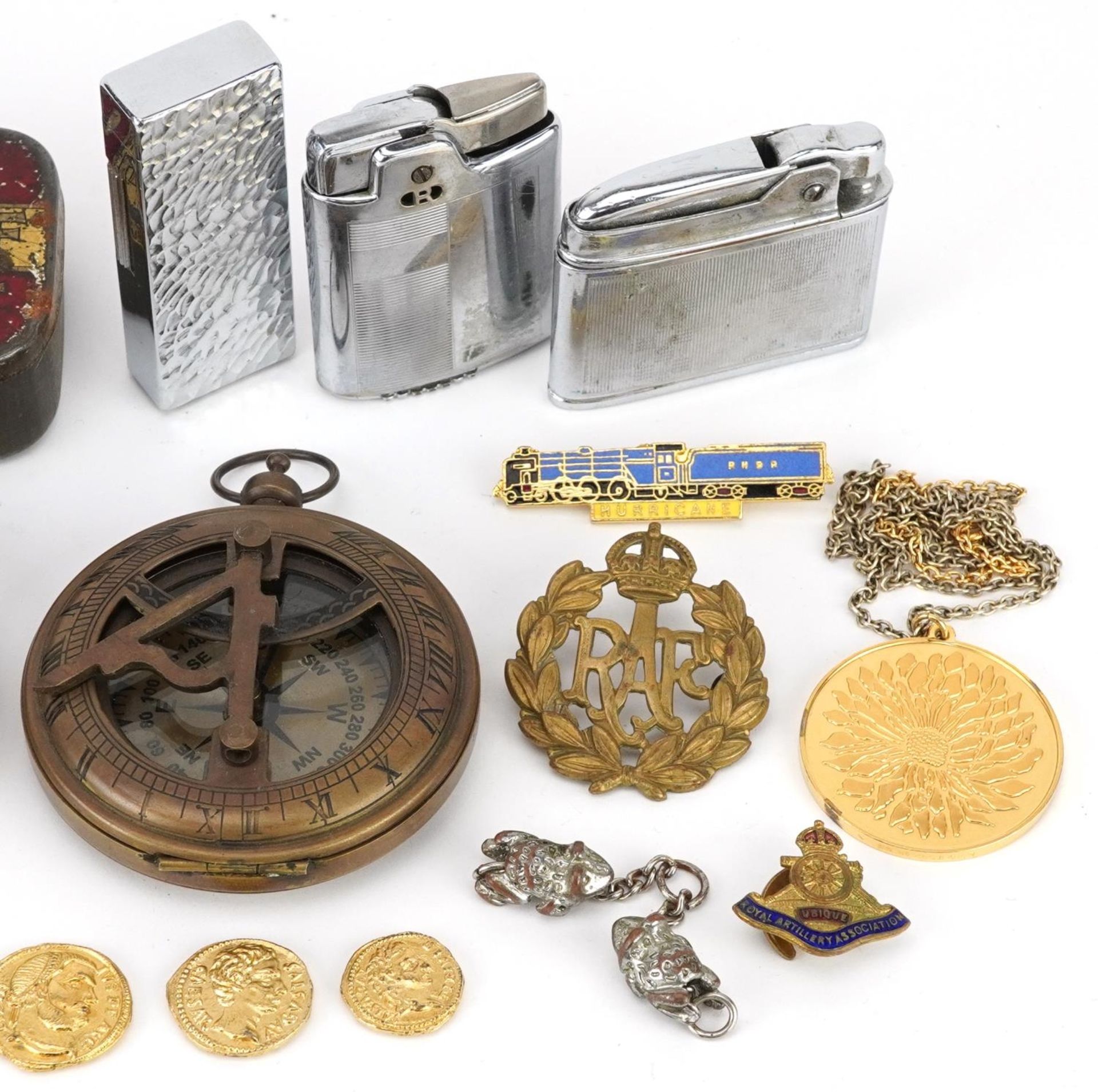 Sundry items including military cap badges, pocket lighters, a silver gilt pendant on necklace and a - Bild 3 aus 6