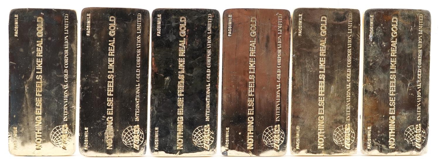 Six novelty gilt metal paperweights in the form of one kilo gold bars impressed Nothing Else Feels - Image 4 of 4