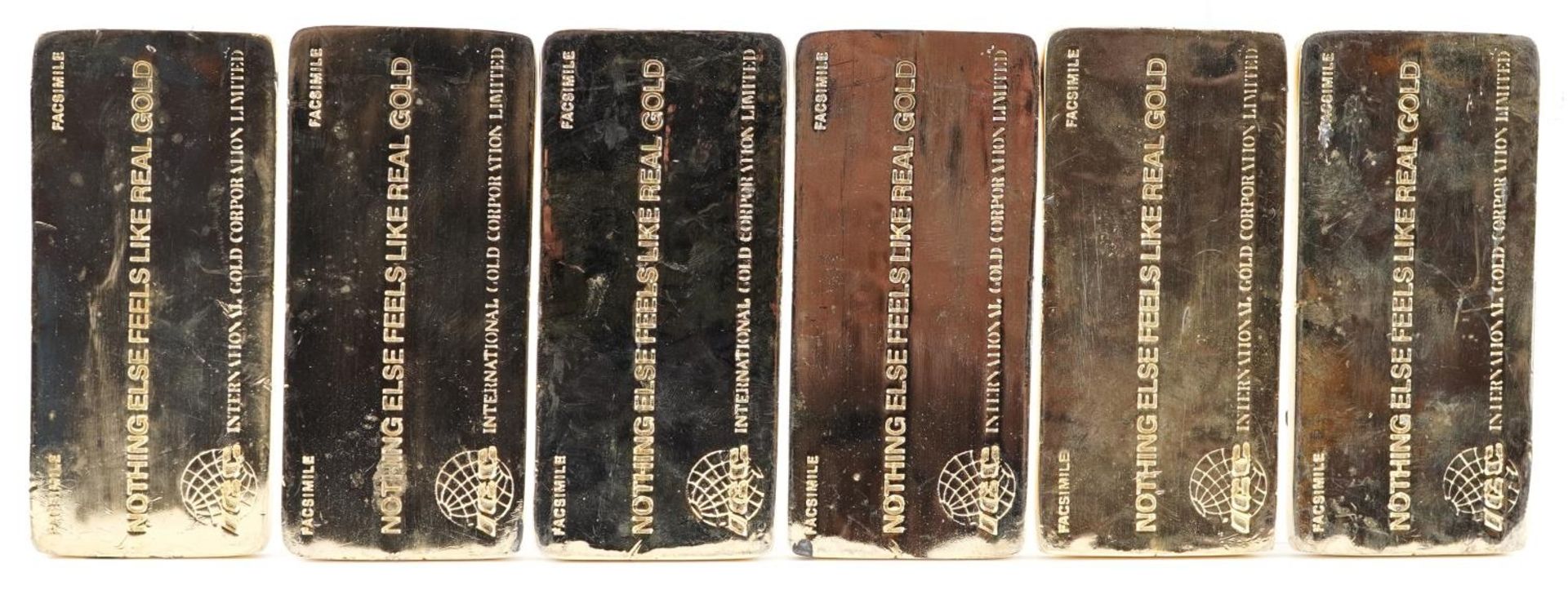 Six novelty gilt metal paperweights in the form of one kilo gold bars impressed Nothing Else Feels - Bild 4 aus 4