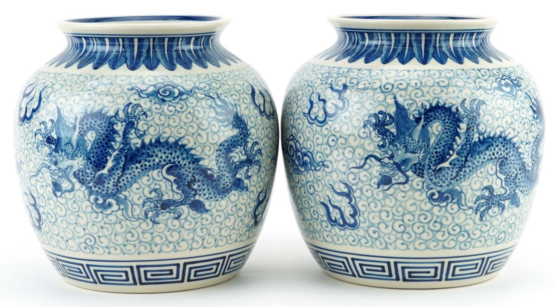 Pair of Chinese blue and white porcelain jar vases hand painted with dragons chasing the flaming - Bild 3 aus 7