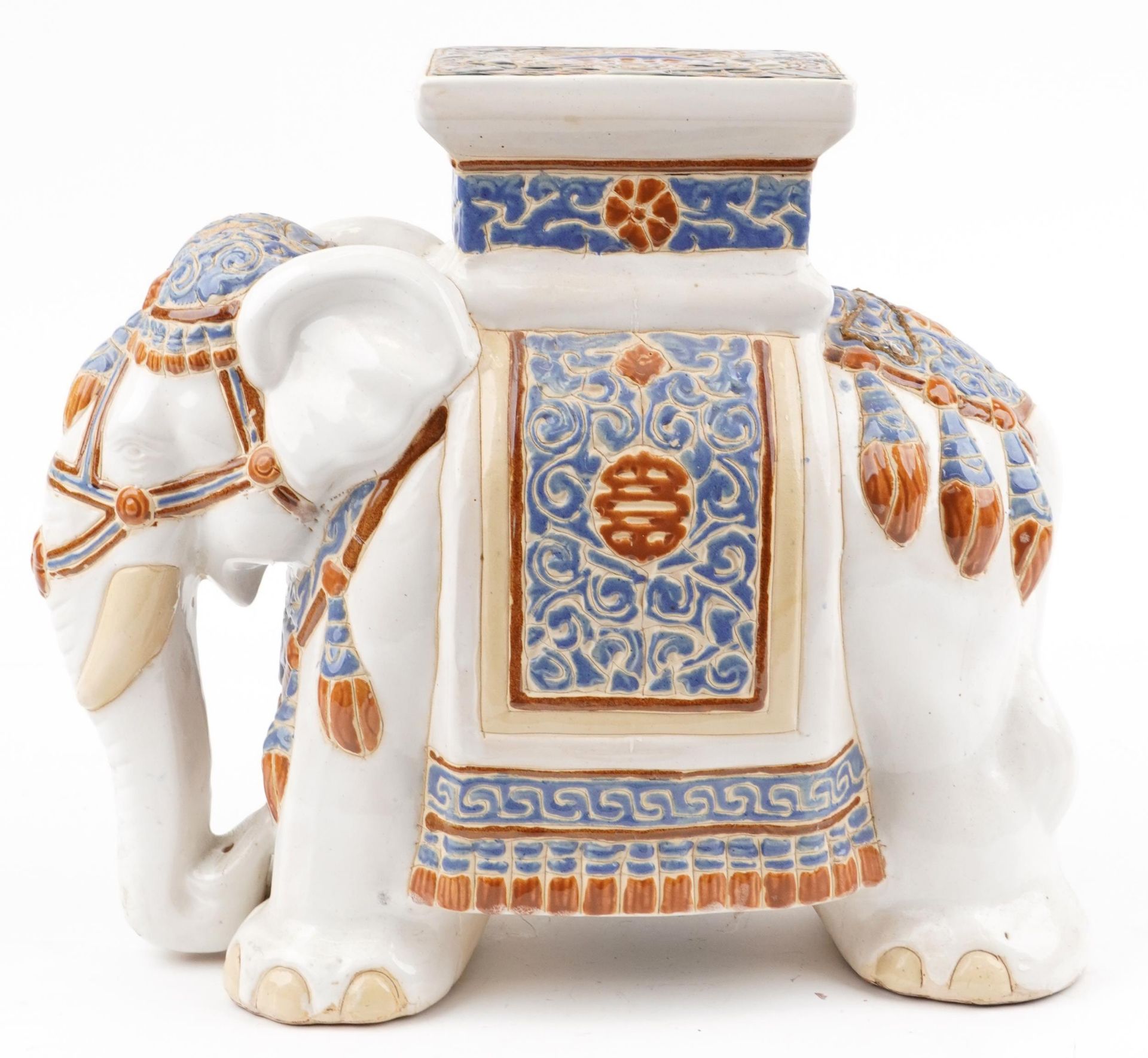 Chinese porcelain garden seat in the form of an elephant, 46cm in length - Bild 3 aus 7