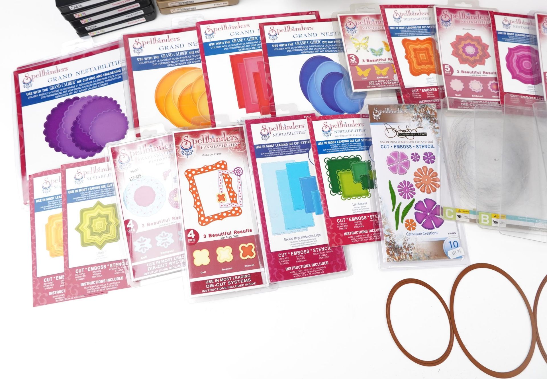 Craft making accessories including Spellbinders Grand Calibre die cutting and embossing system and a - Bild 4 aus 5