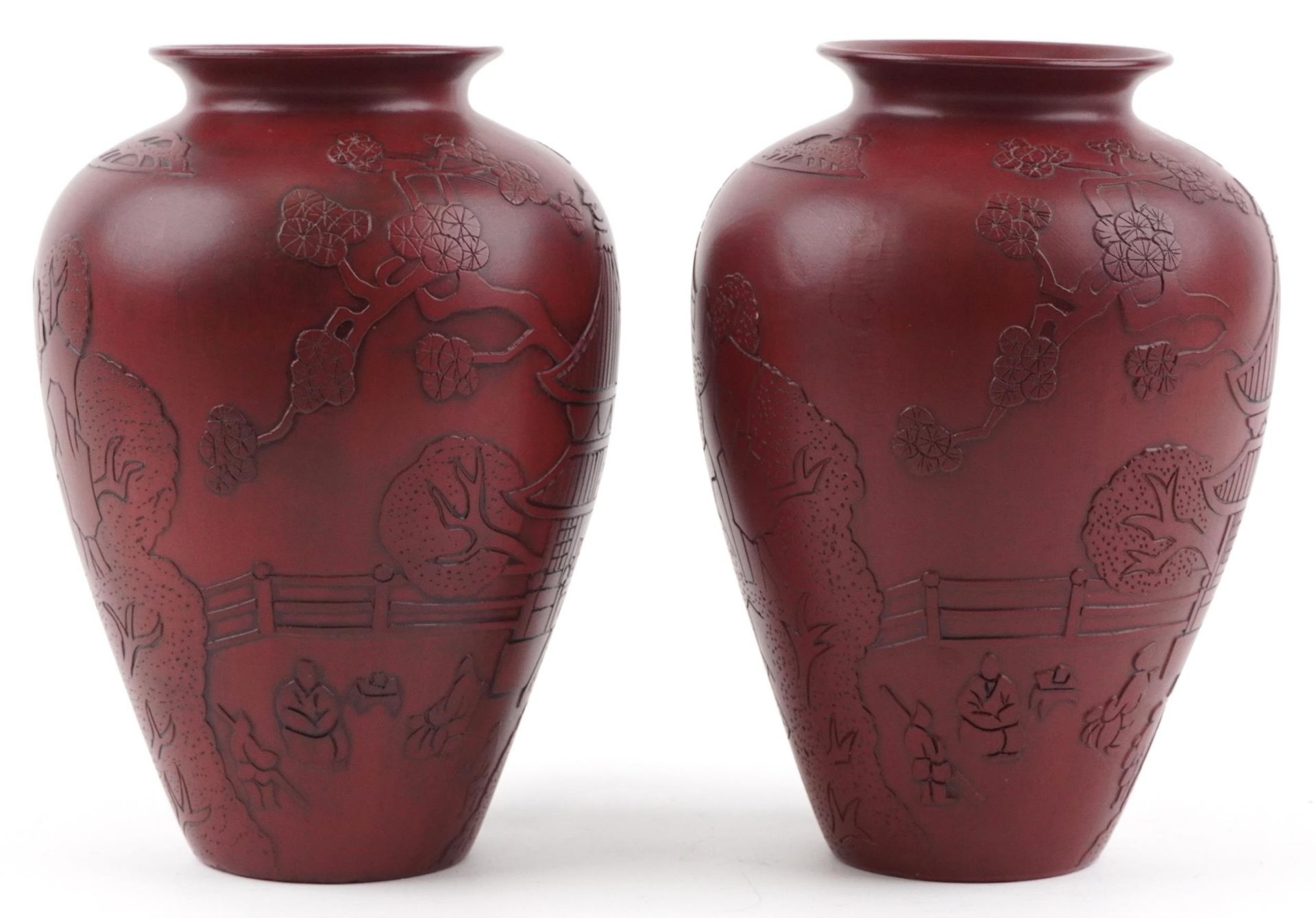 Pair of Chinese faux cinnabar lacquer porcelain vases incised with figures in a palace setting, each - Bild 4 aus 6