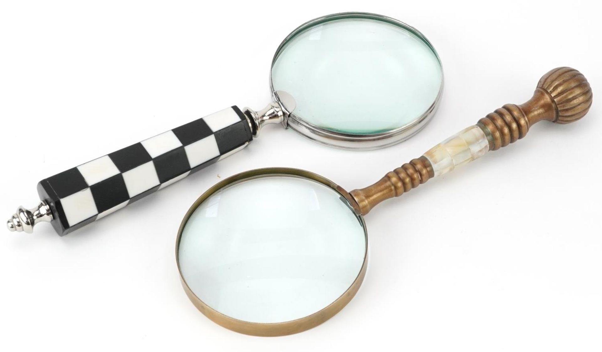 Two magnifying glasses including an example with chequered design handle, the largest 26cm in length - Bild 2 aus 2