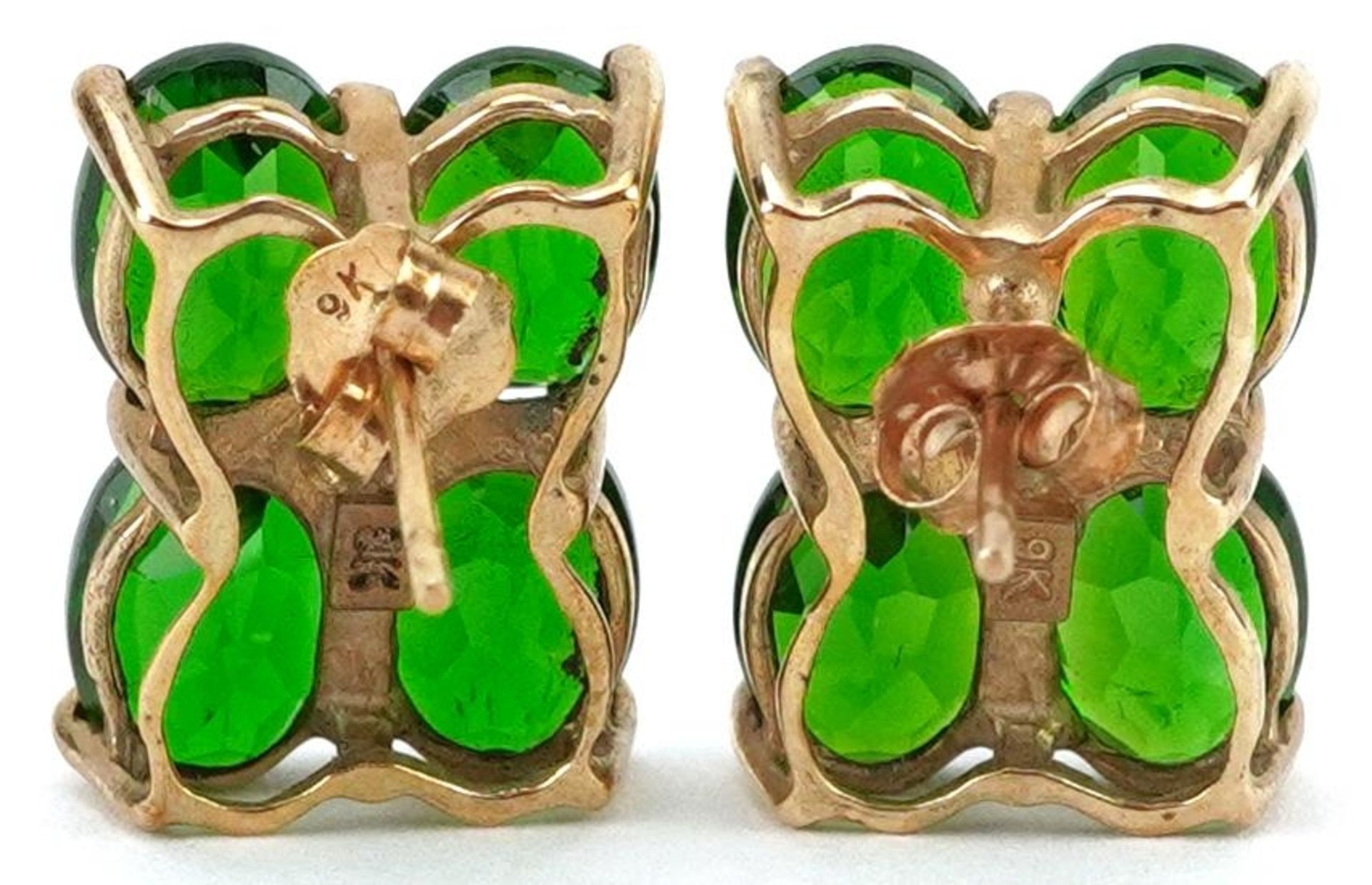 Pair of 9K gold green and clear stone flower head stud earrings, possibly olivine, 1.4cm high, 3.3g - Bild 2 aus 3