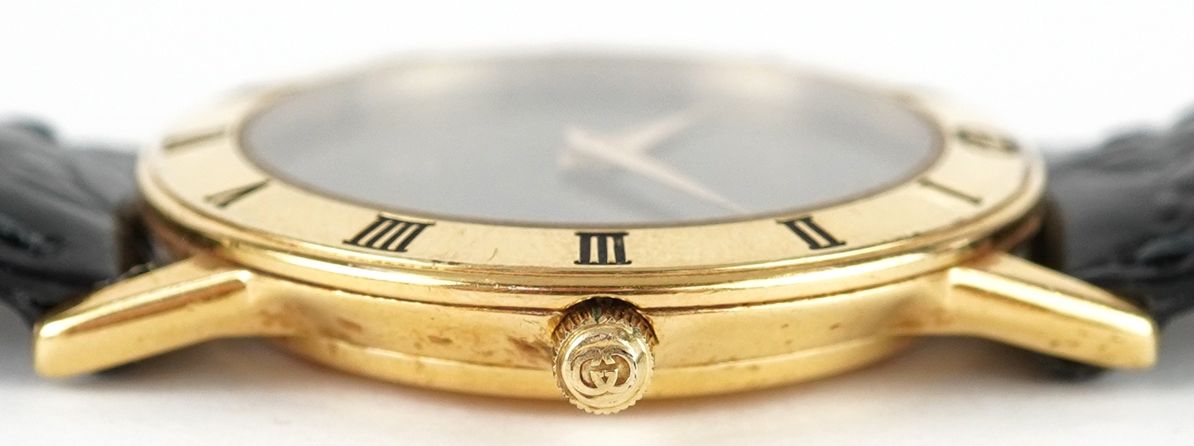 Gucci, ladies gold plated Gucci 3000J quartz wristwatch having Roman numerals to the bezel, serial - Image 6 of 7
