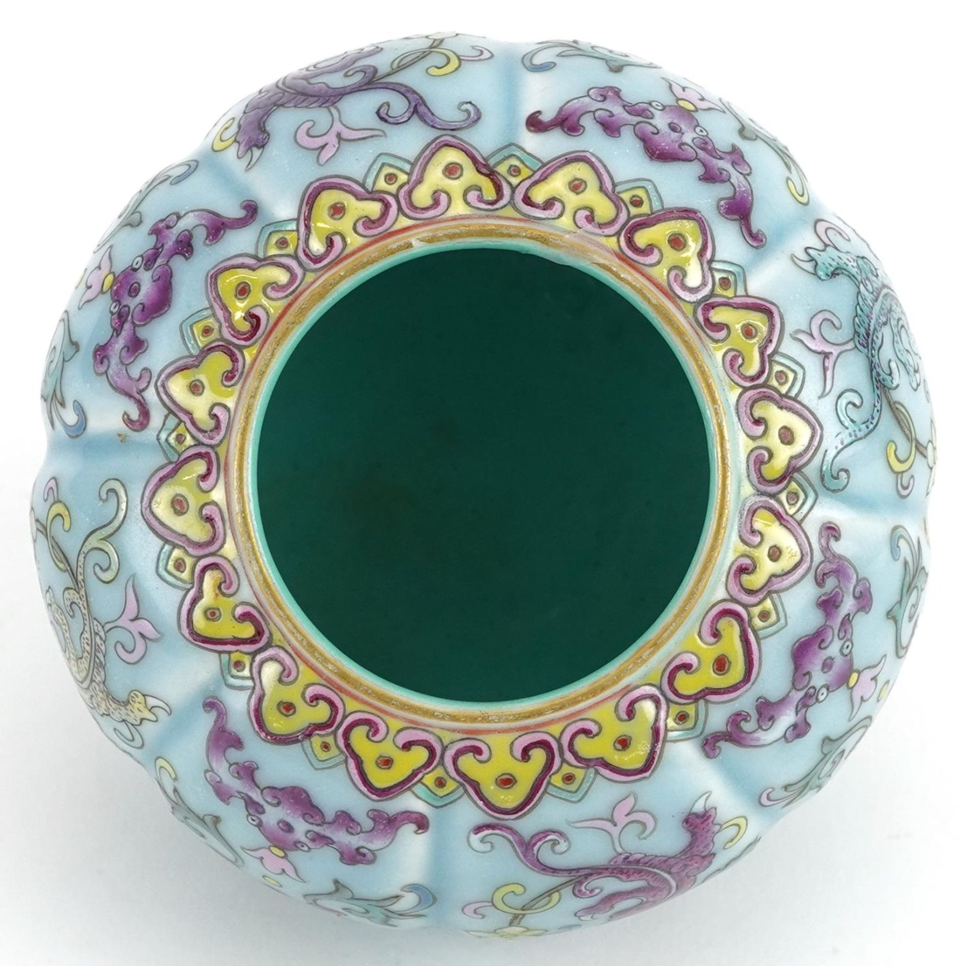 Chinese porcelain purple and turquoise ground vase hand painted in the famille rose palette with - Bild 5 aus 7