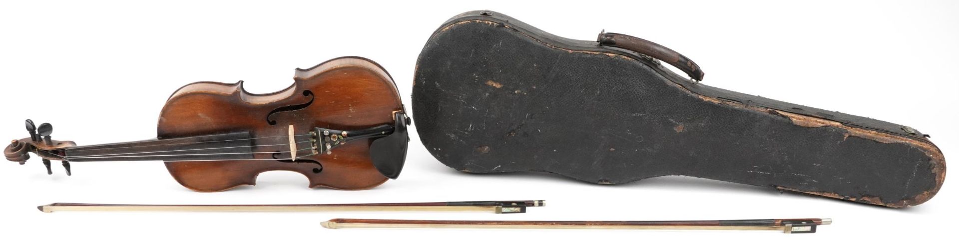 Old wooden violin with two bows housed in a fitted Reliance protective travel case, the violin - Bild 3 aus 4